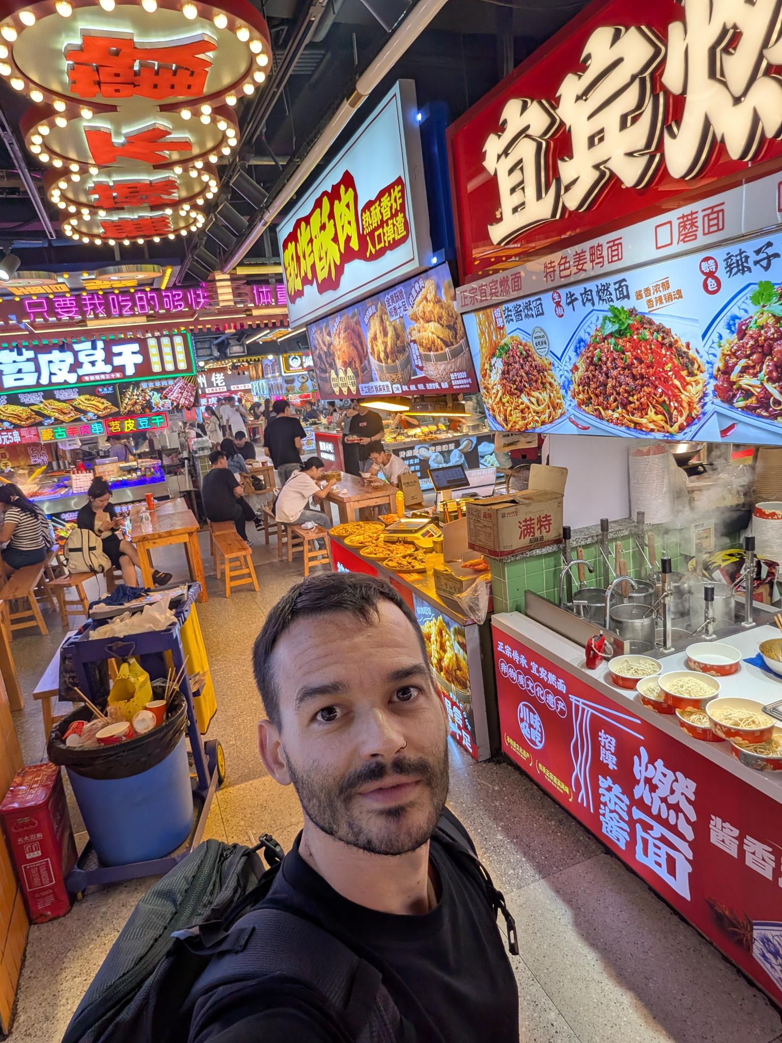 Un stand de pâtes Yibin, au milieu du food court