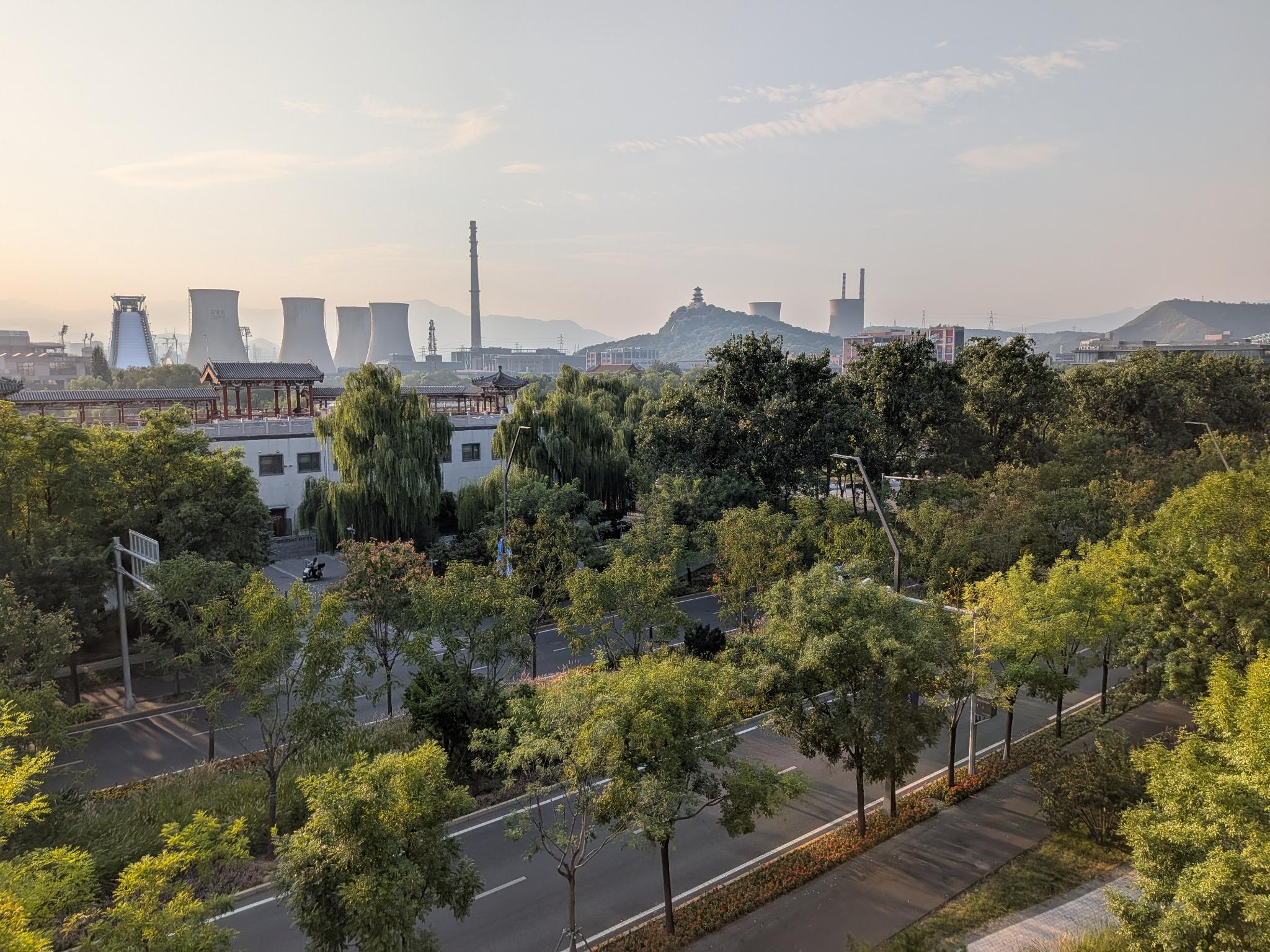La centrale au loin, avec son petit pagode sur la colline