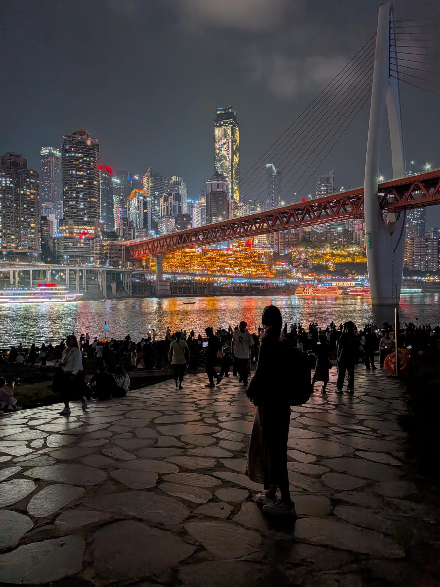 La promenade et la foule, Hongyadong au loin