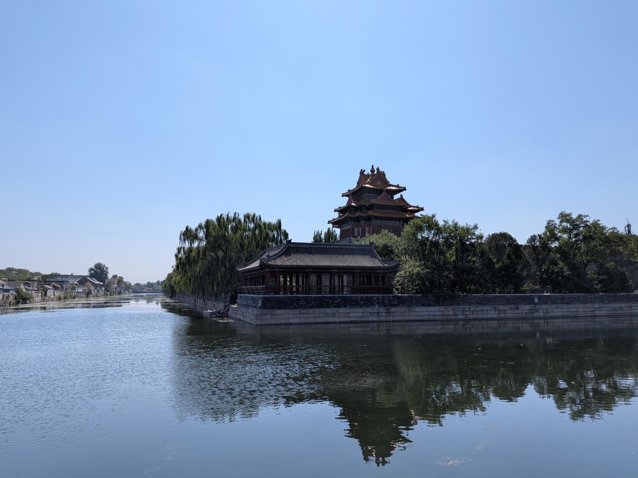 La tour d'angle de la Cité Interdite, miroir dans le fossé
