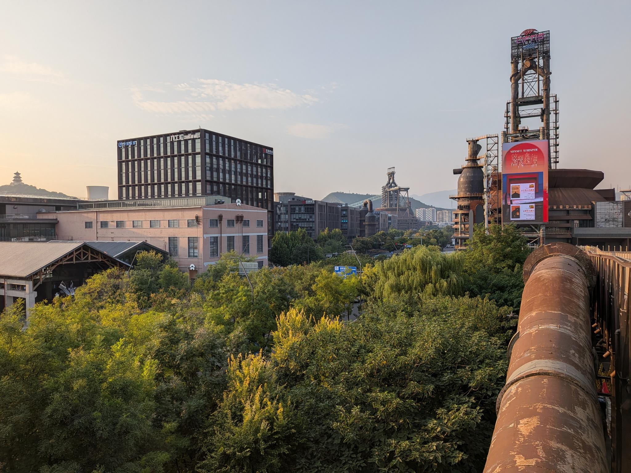 Les hauts-fournaux et l'ambiance industrielle