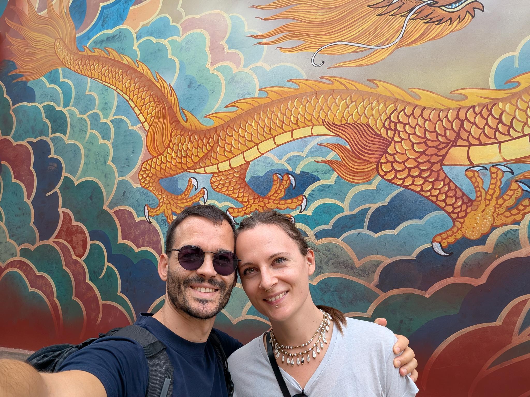Devant la fresque du dragon