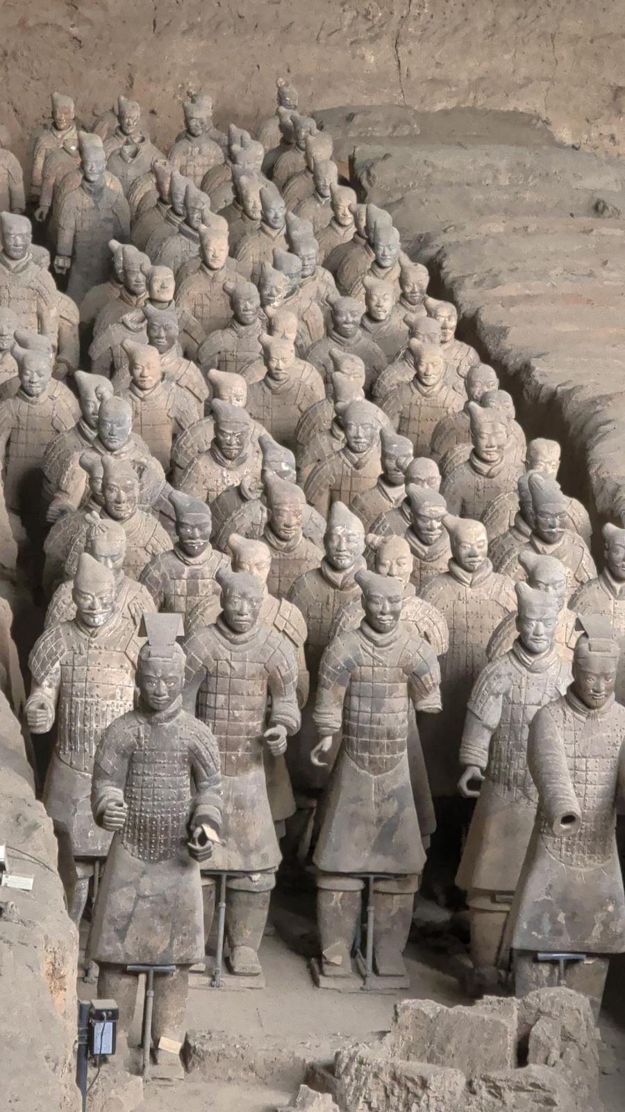 Formation dense de guerriers en armure à écailles et nœuds de cheveux, visages individualisés