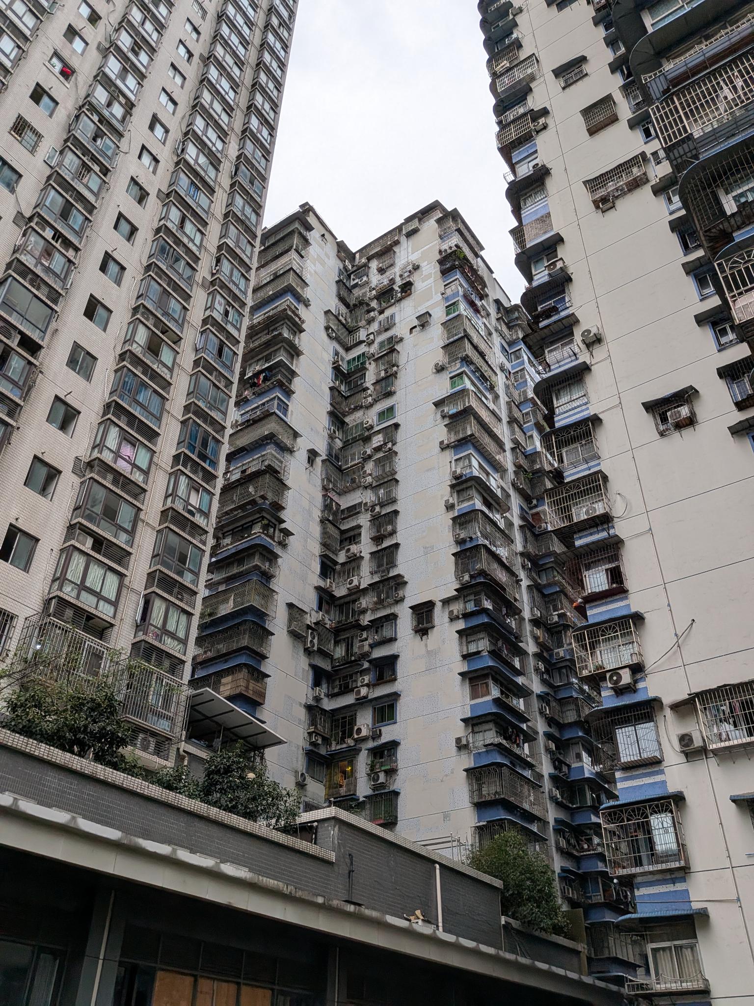 Les façades d'immeubles qui s'enfoncent dans le ciel
