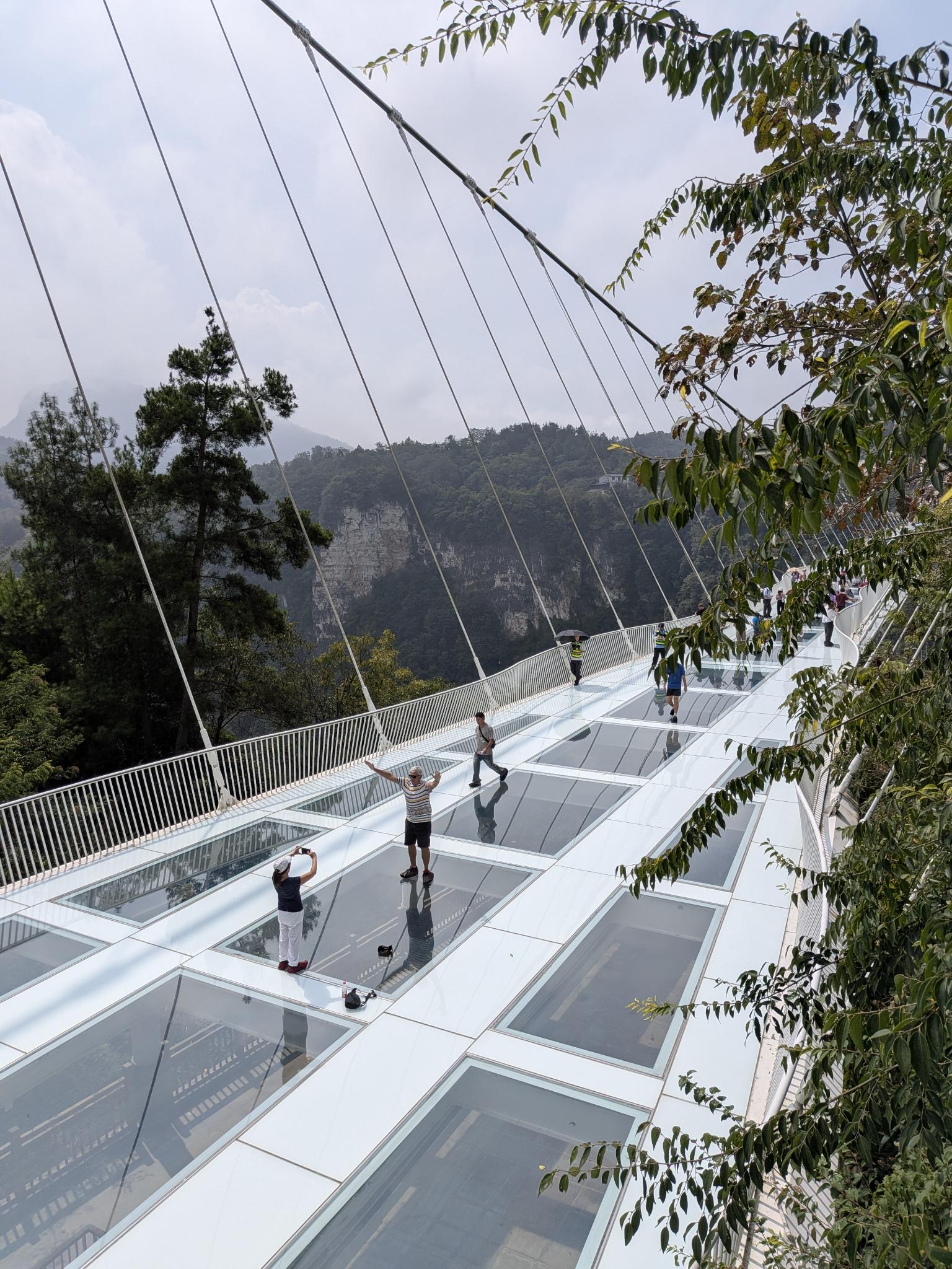 La passerelle vitrée à 300 m au-dessus du fond de la vallée, vue d'en haut