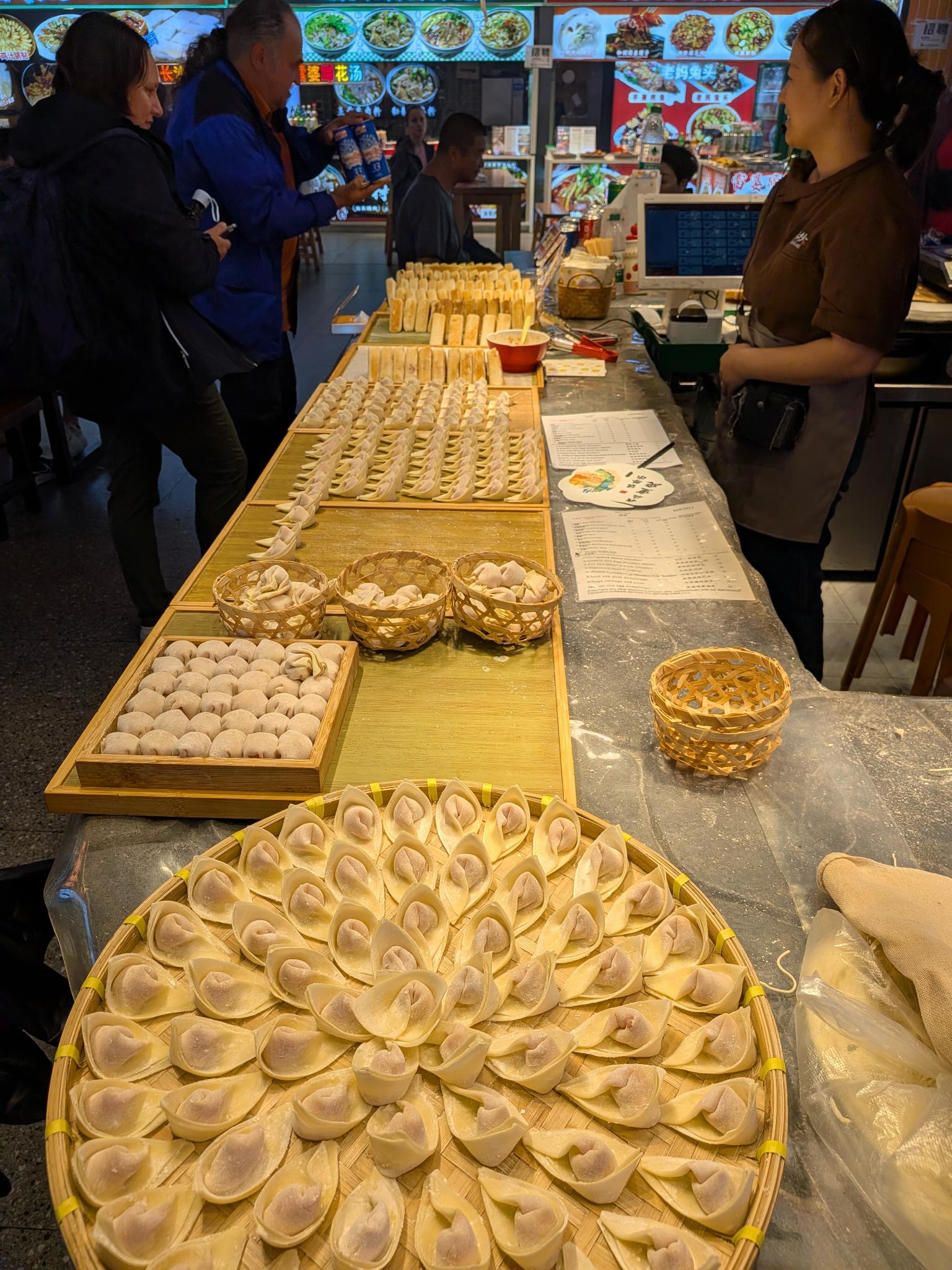 Le stand de raviolis, ses plateaux de raviolis frais et la vapeur