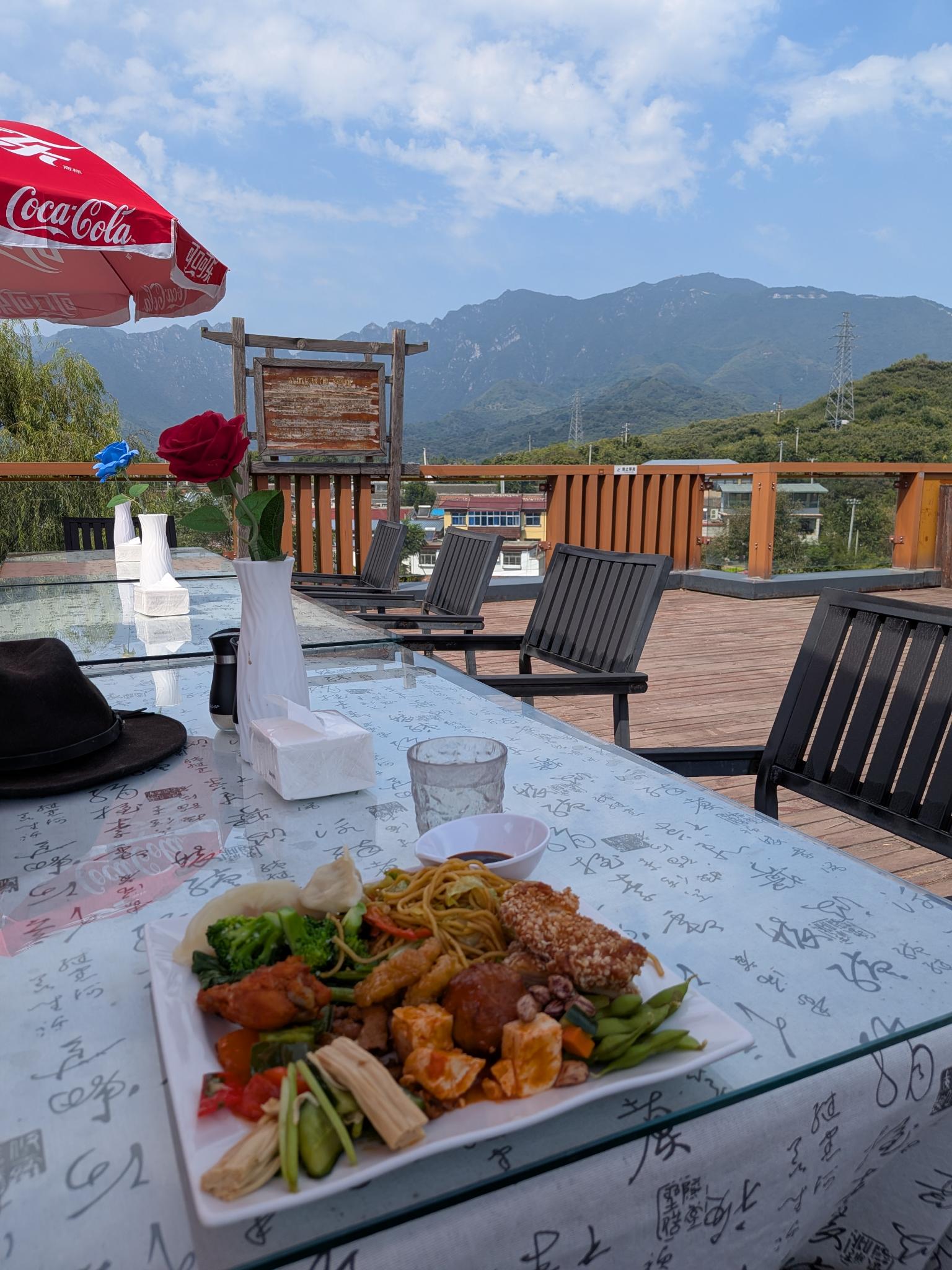 La terrasse du déjeuner, avec vue sur les montagnes