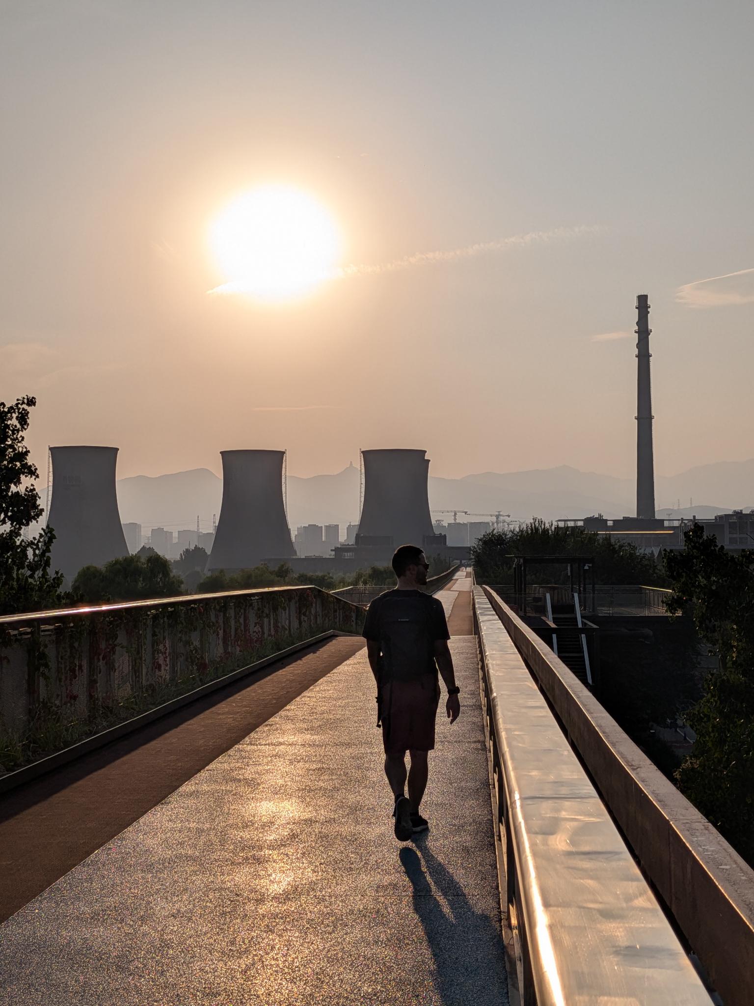 La balade sur la passerelle à l'heure dorée