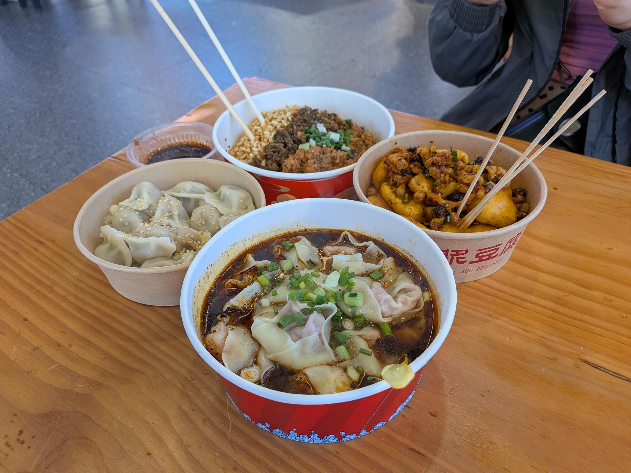Notre dîner : wontons, raviolis, pâtes et tofu