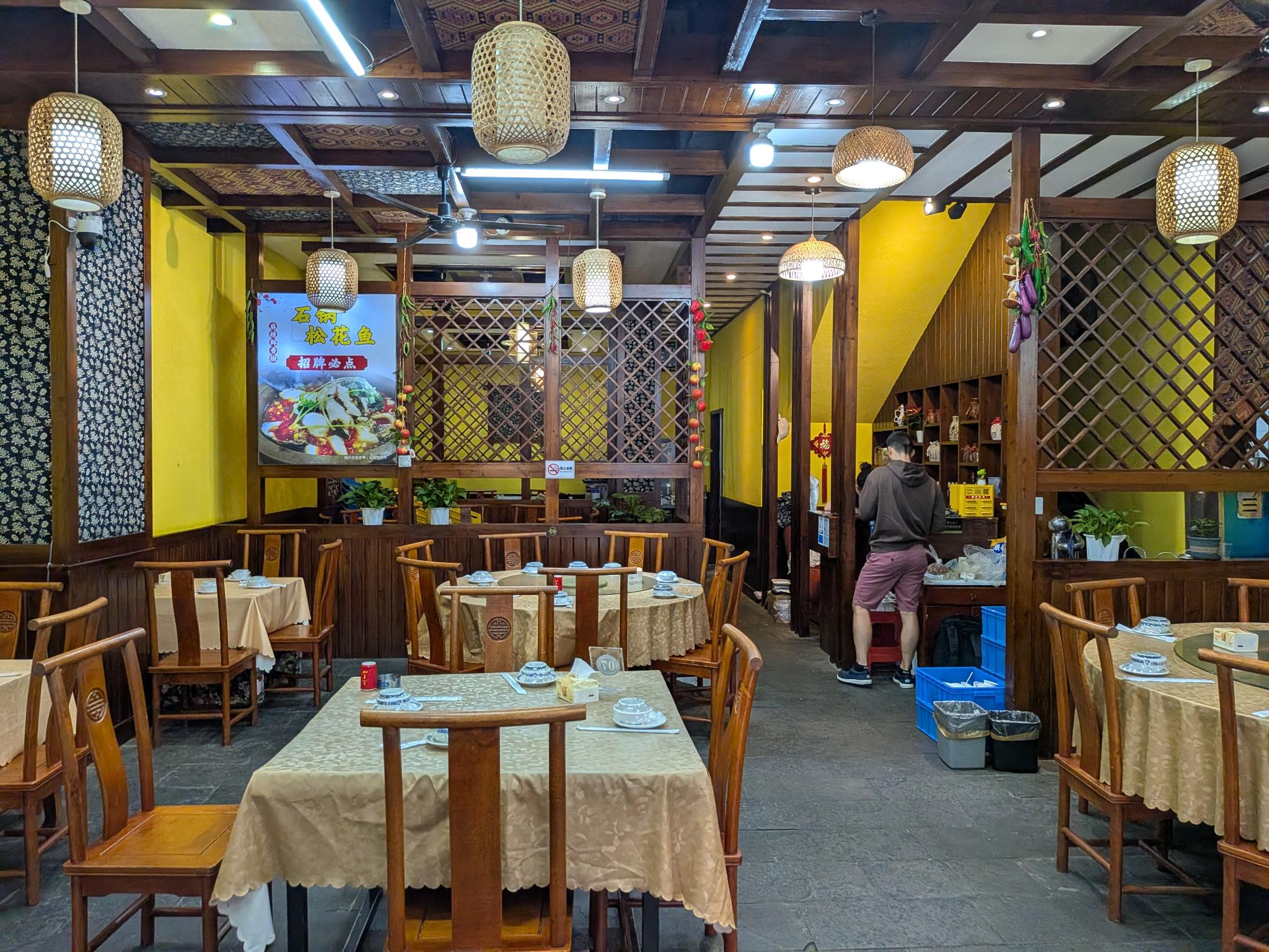 Le restaurant, sa déco en bois et sa carte au poisson