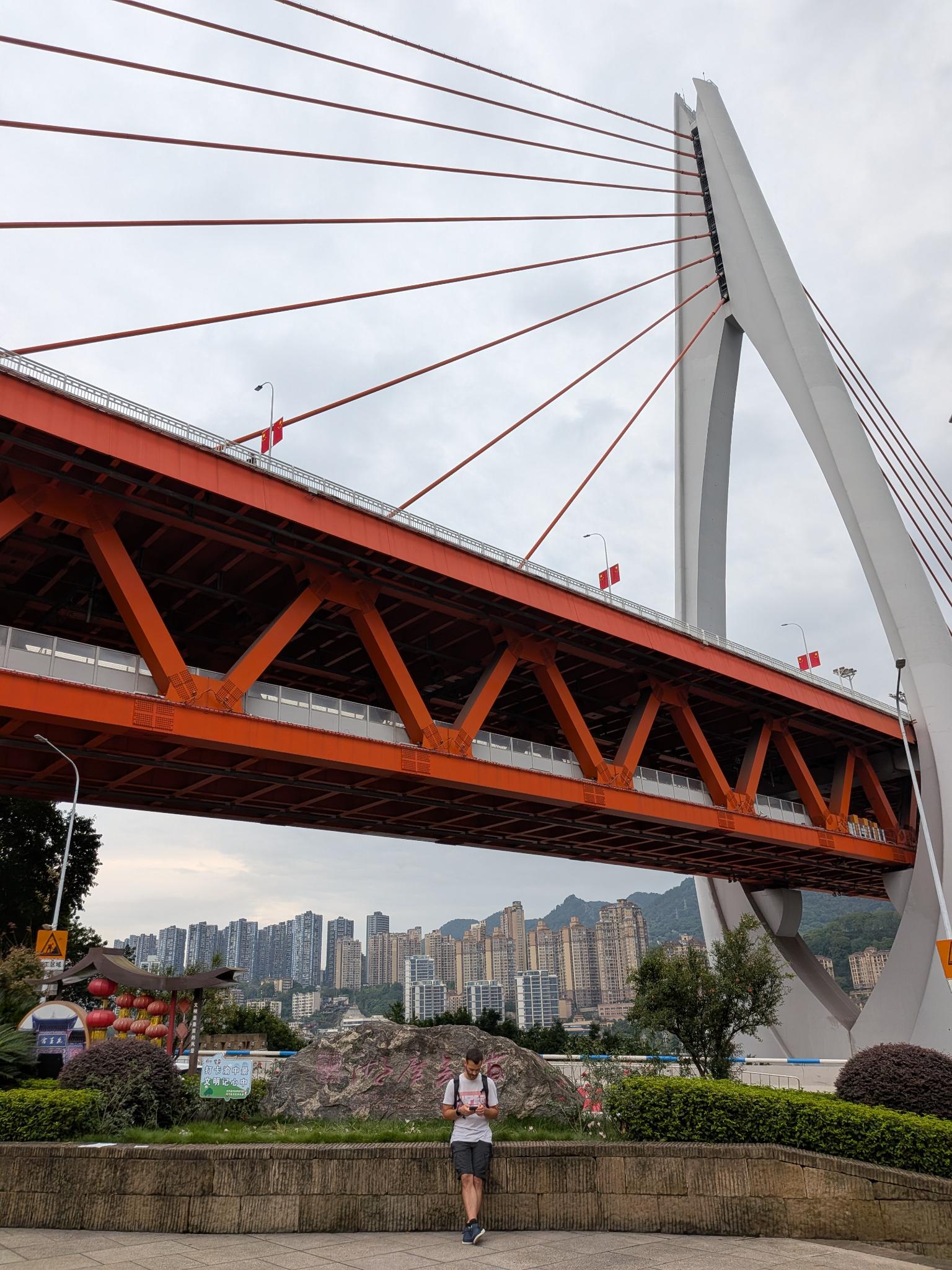 Le pont en poutres oranges et sa pierre gravée