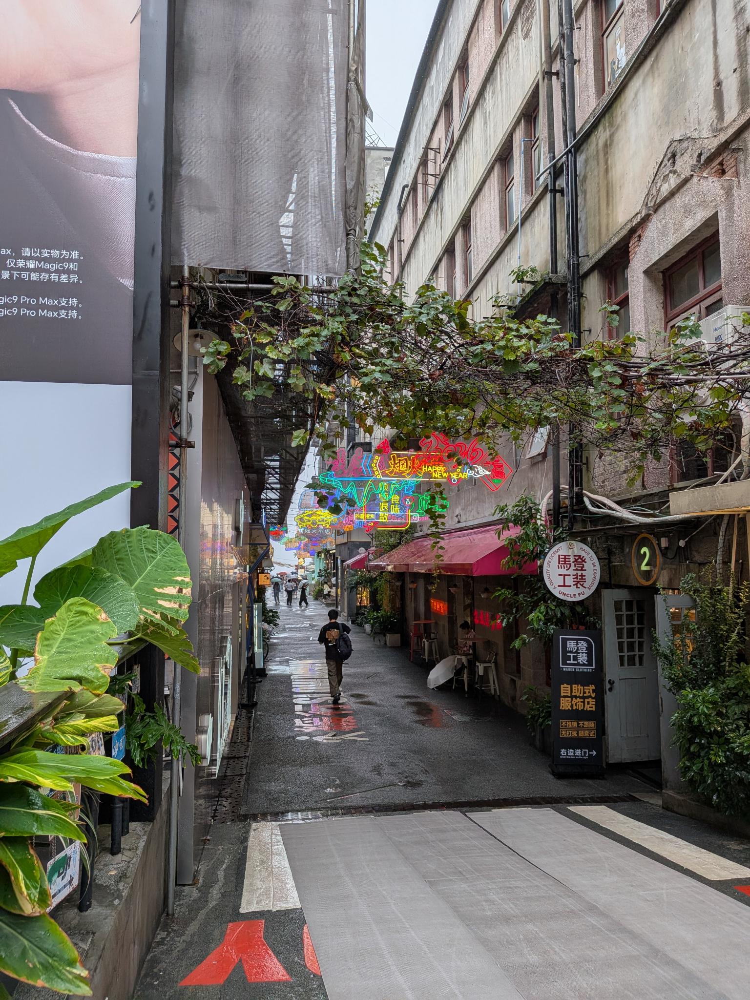 Une ruelle étroite entre les vieilles façades
