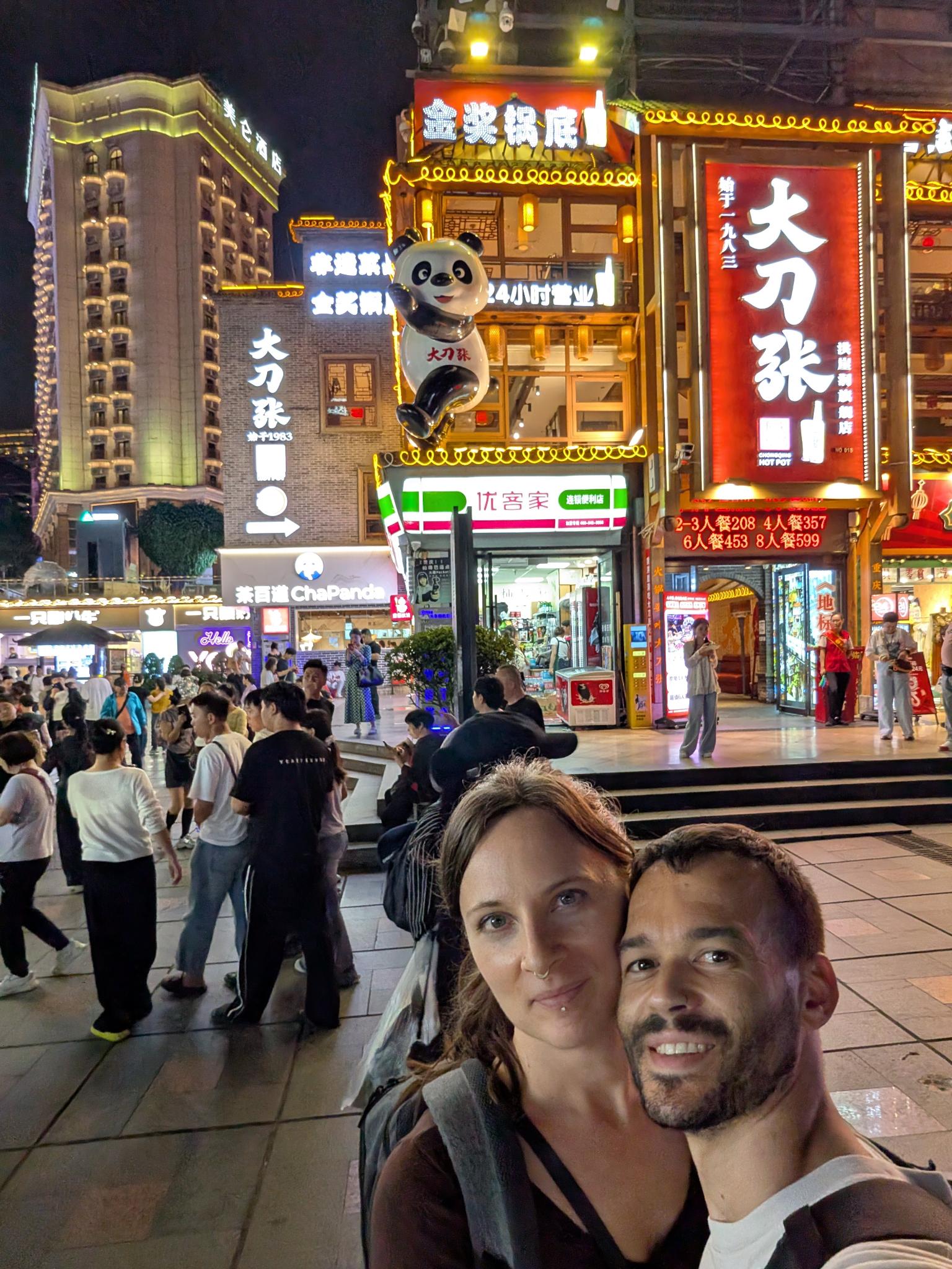 On a profité de la soirée pour une photo, devant une enseigne de hotpot