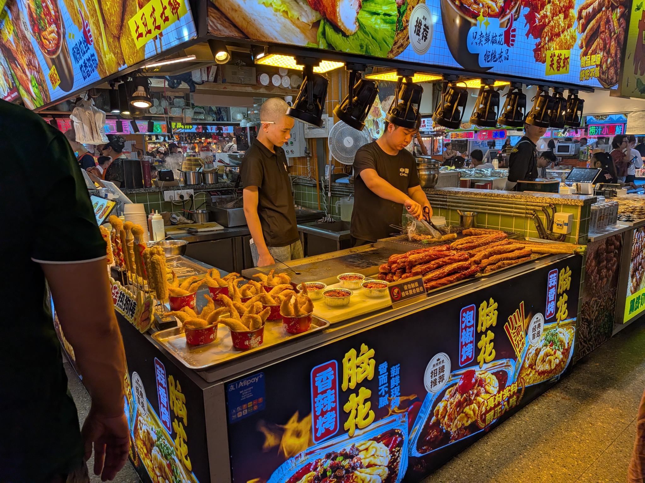 Un stand de brochettes grillées