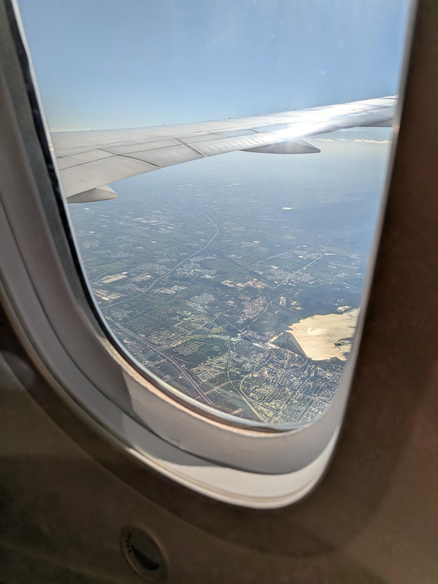 Le wing de l'avion, soleil dessus