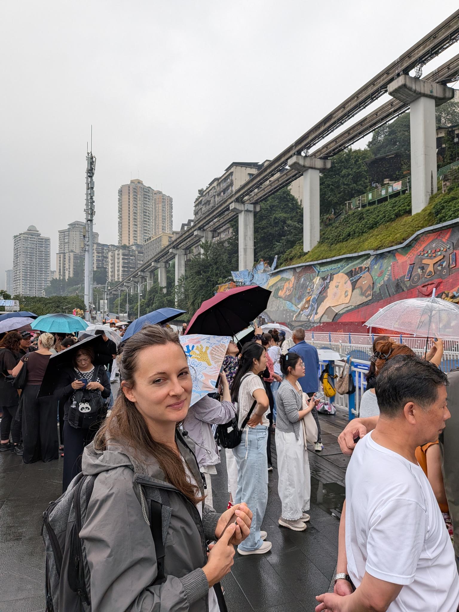 Au point de vue, la foule et les parapluies devant la ligne surélevée