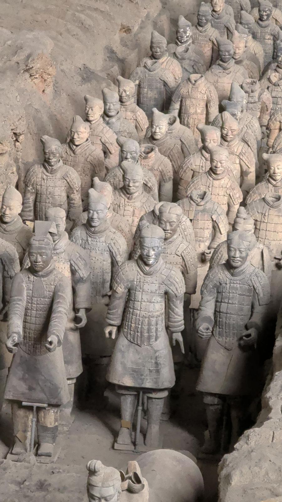 Dense formation de terracotta warriors in detailed lamellar armor