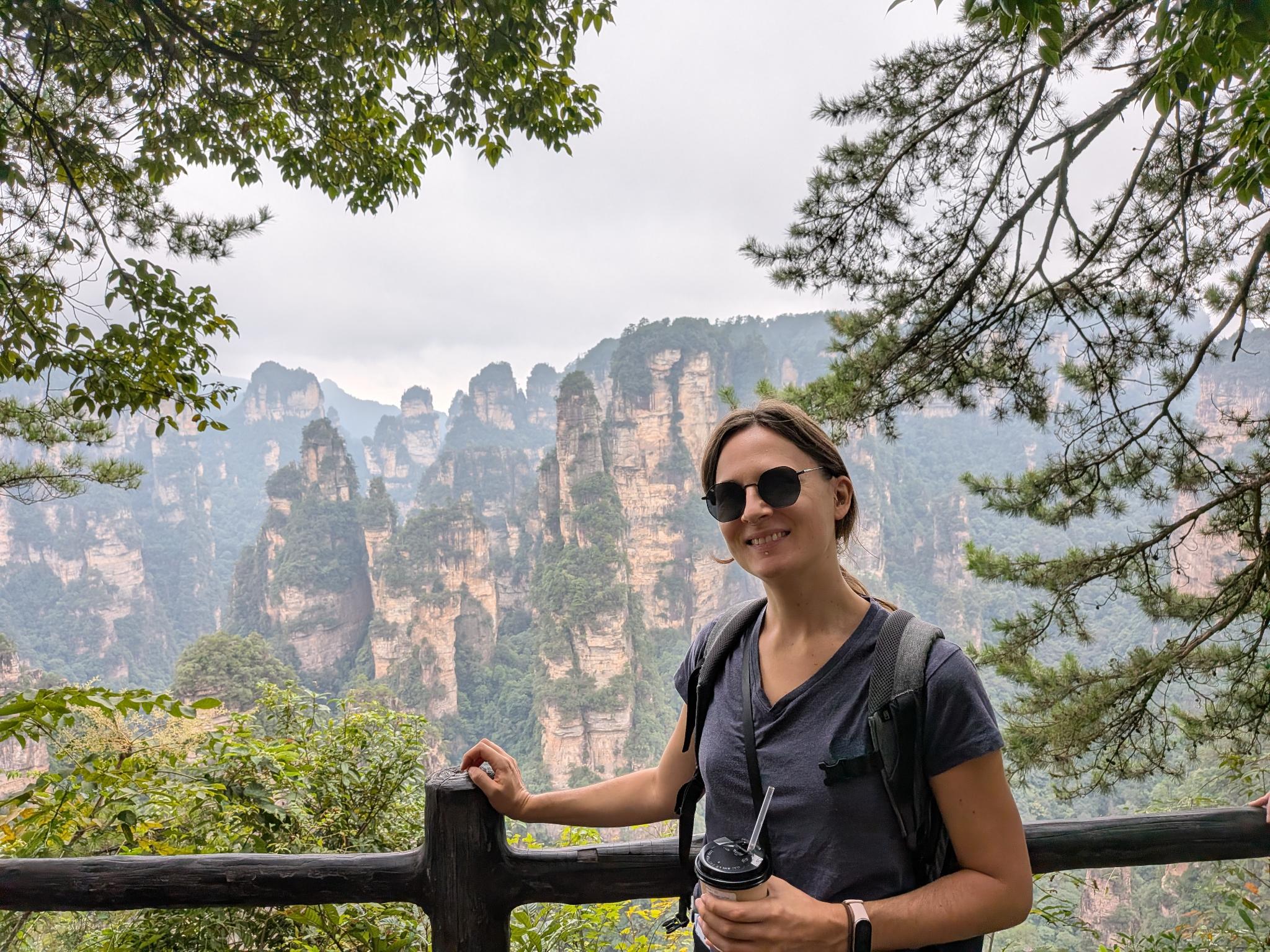 Marion avec son café, sur le belvédère des piliers