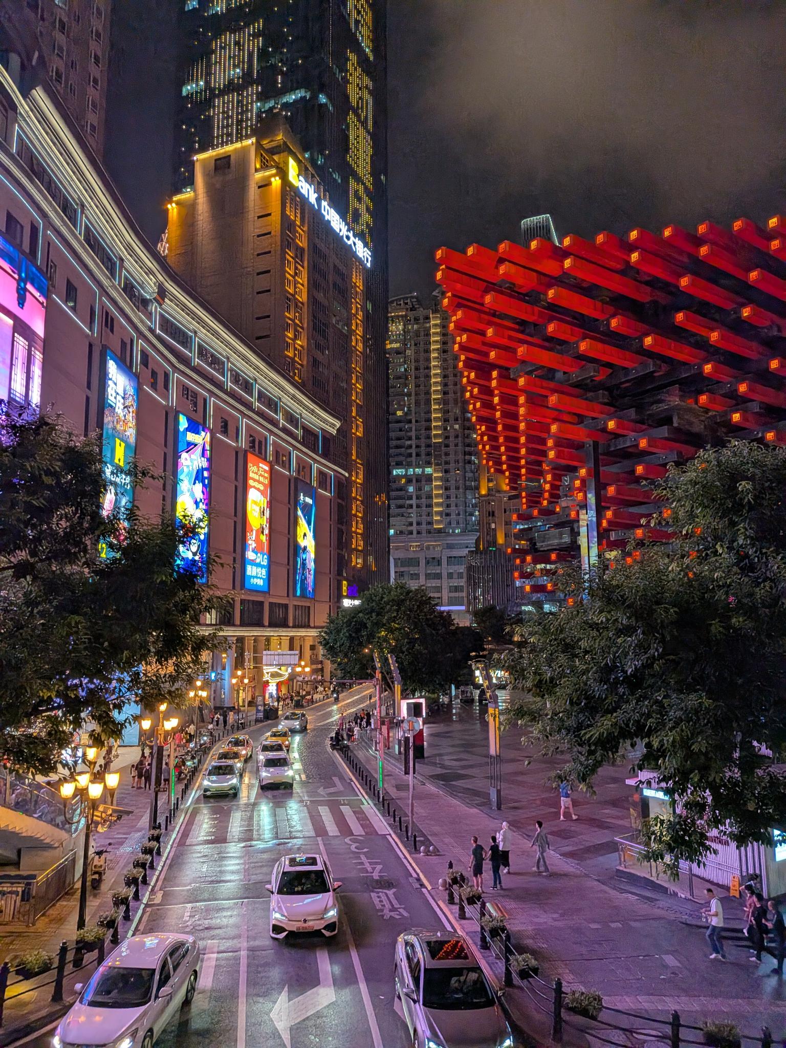 La rue au crépuscule, enseignes et tours illuminées
