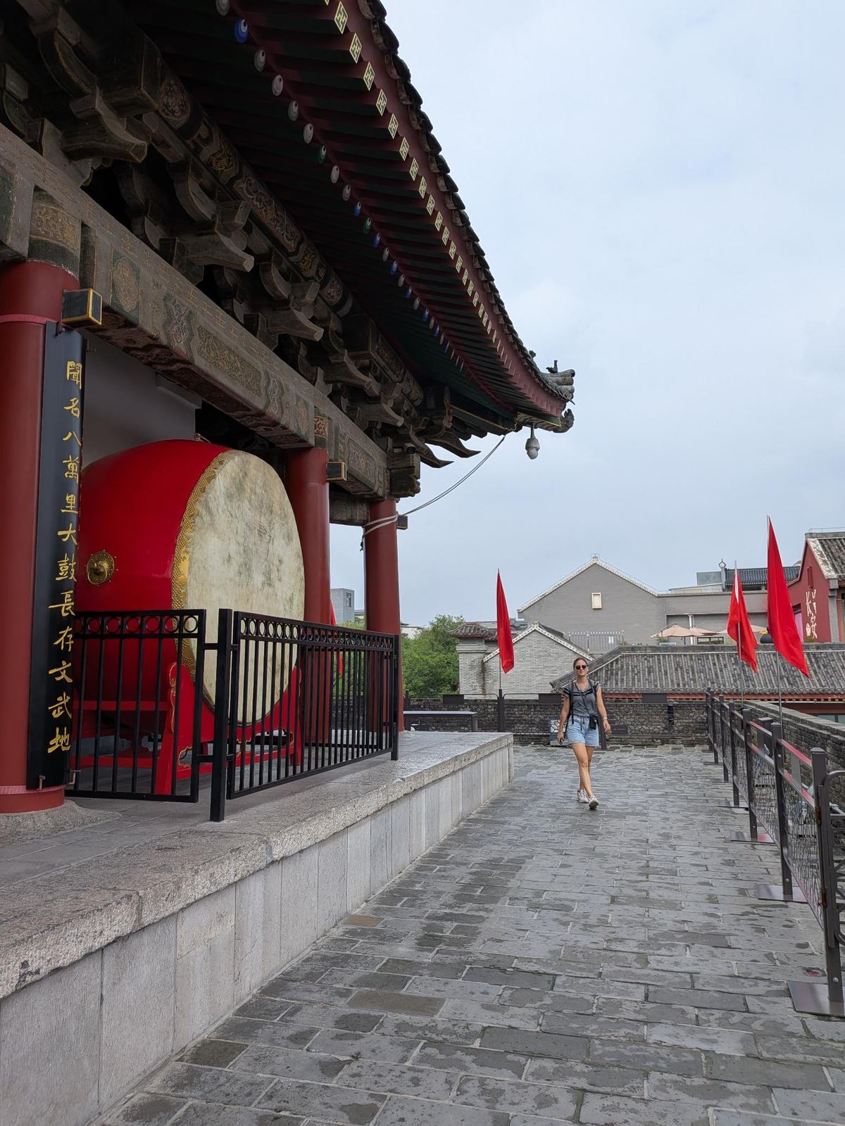 Le grand tambour rouge de la Drum Tower sous l'encorbellement, tablette verticale dorée