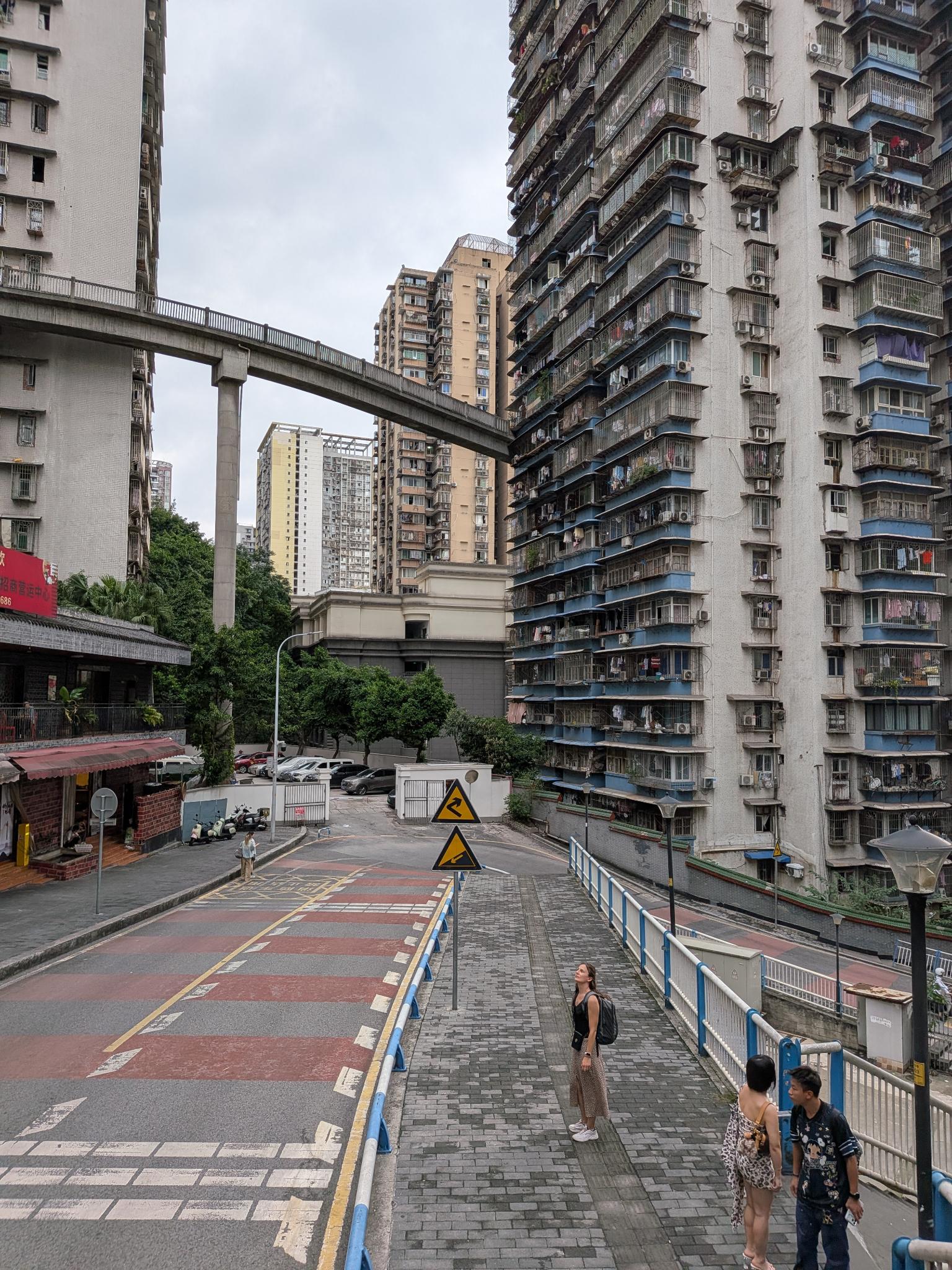 La passerelle au-dessus d'une route en pente, entre les tours