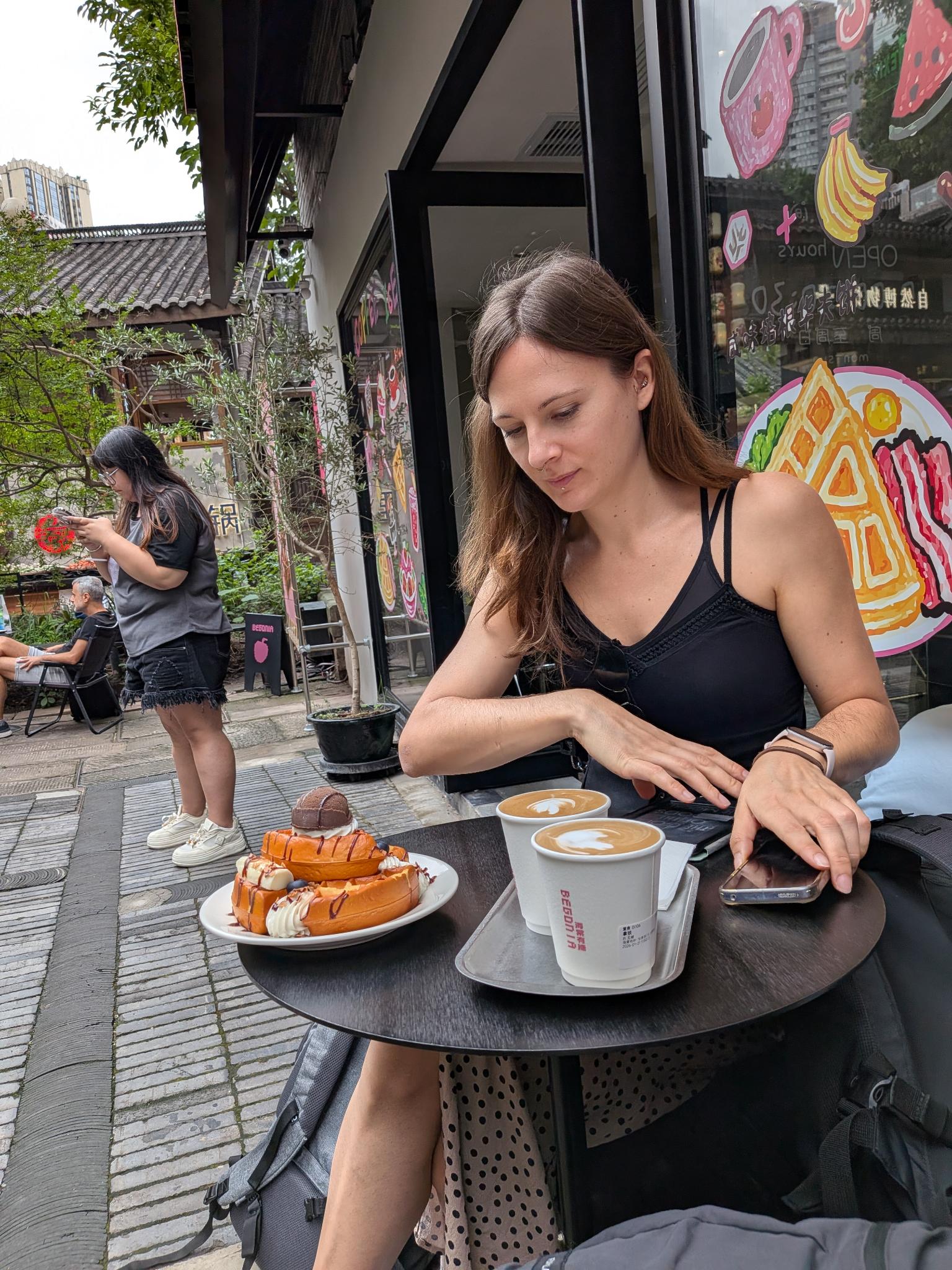 Le café de l'ouverture, sur la terrasse