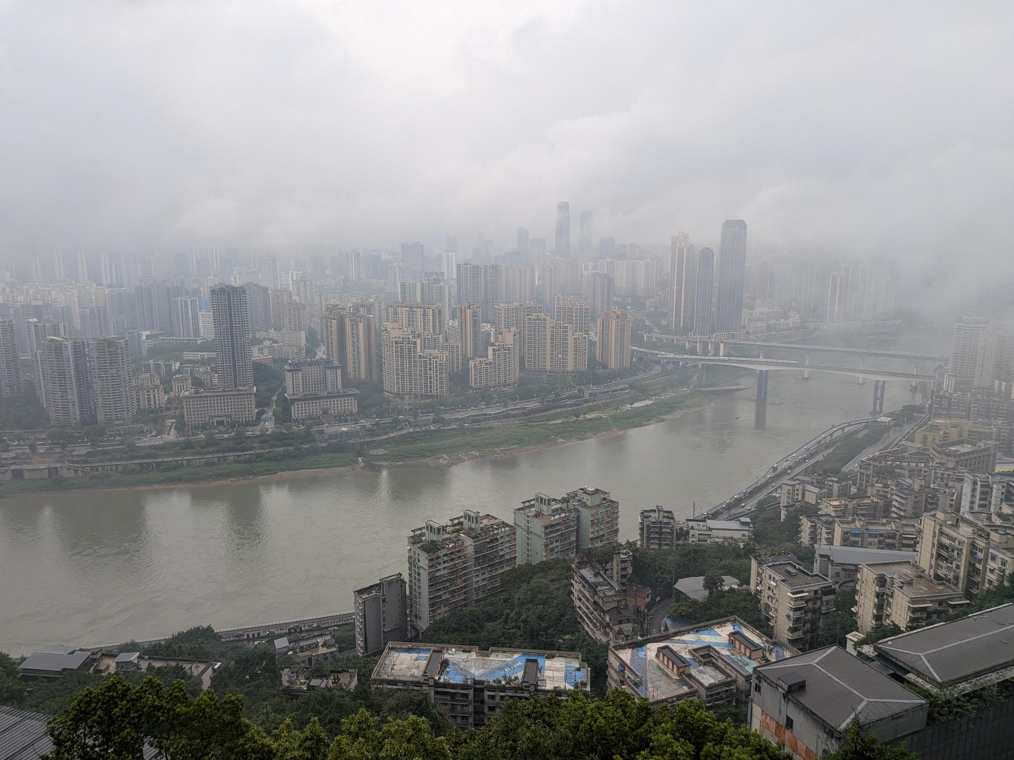 Le fleuve et les immeubles, noyés dans la brume