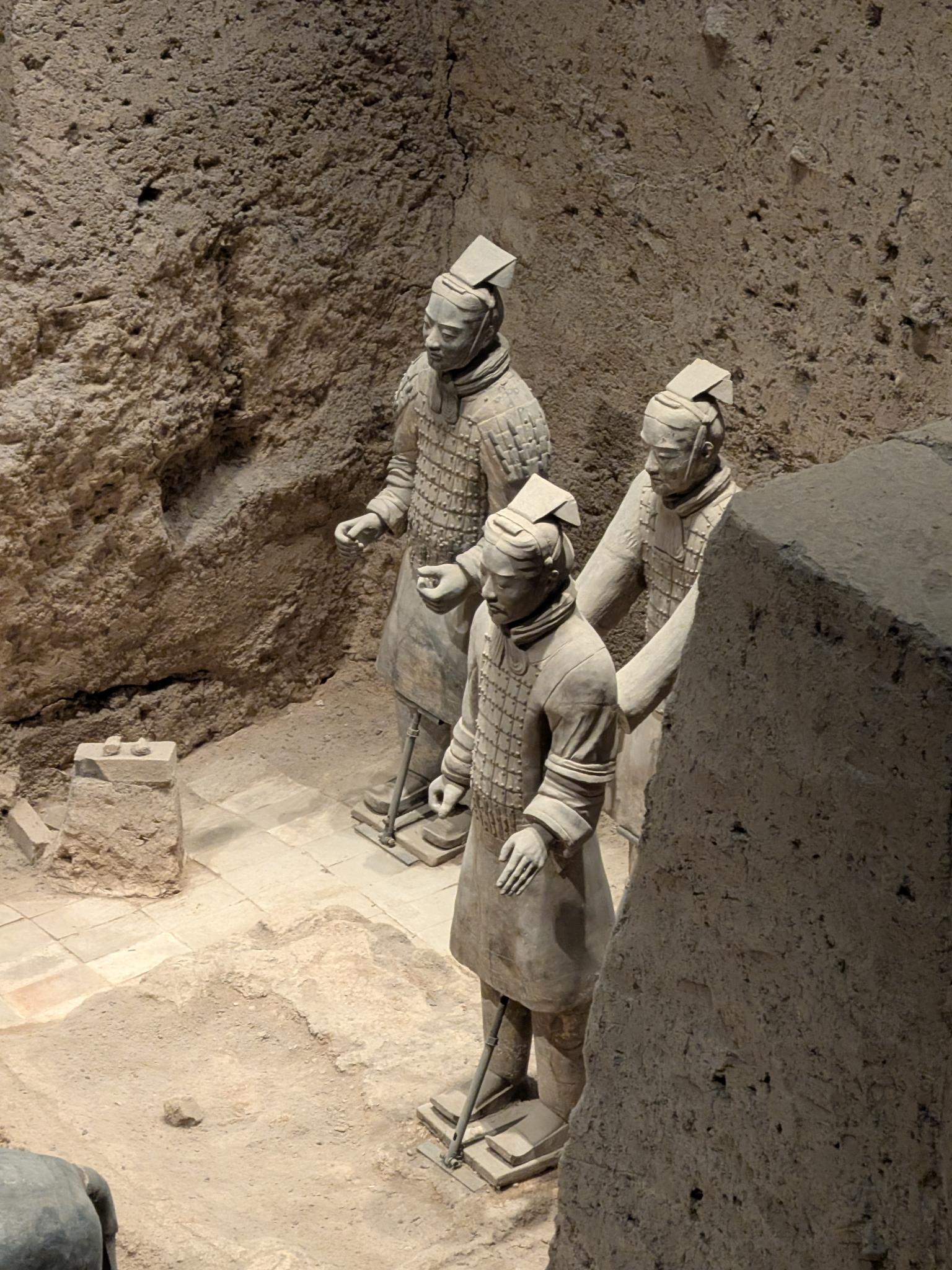 Trois guerriers de haut rang avec coiffure plate, stabilisés par des tiges métalliques