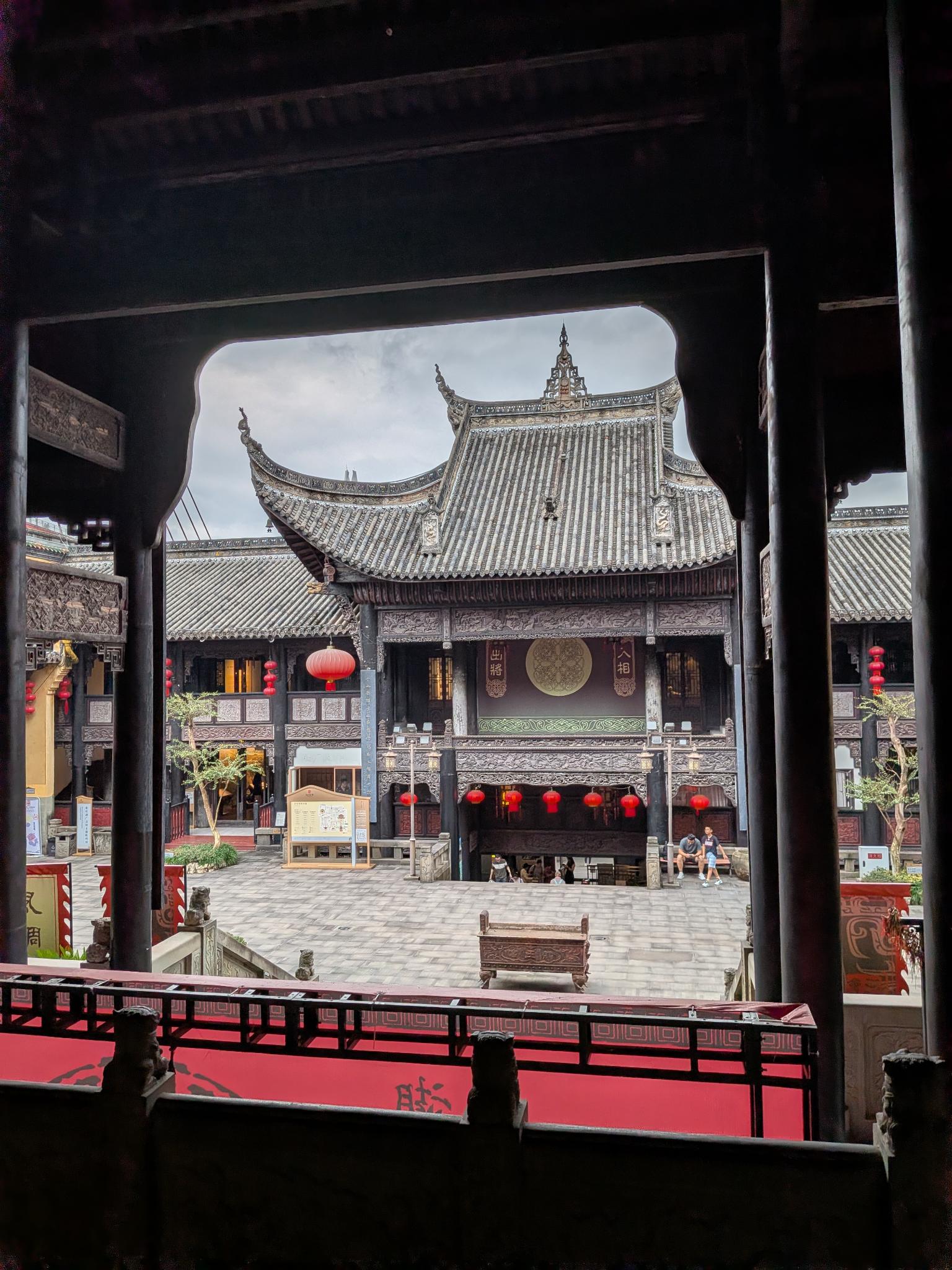 La scène de théâtre vue par la porte en losanges