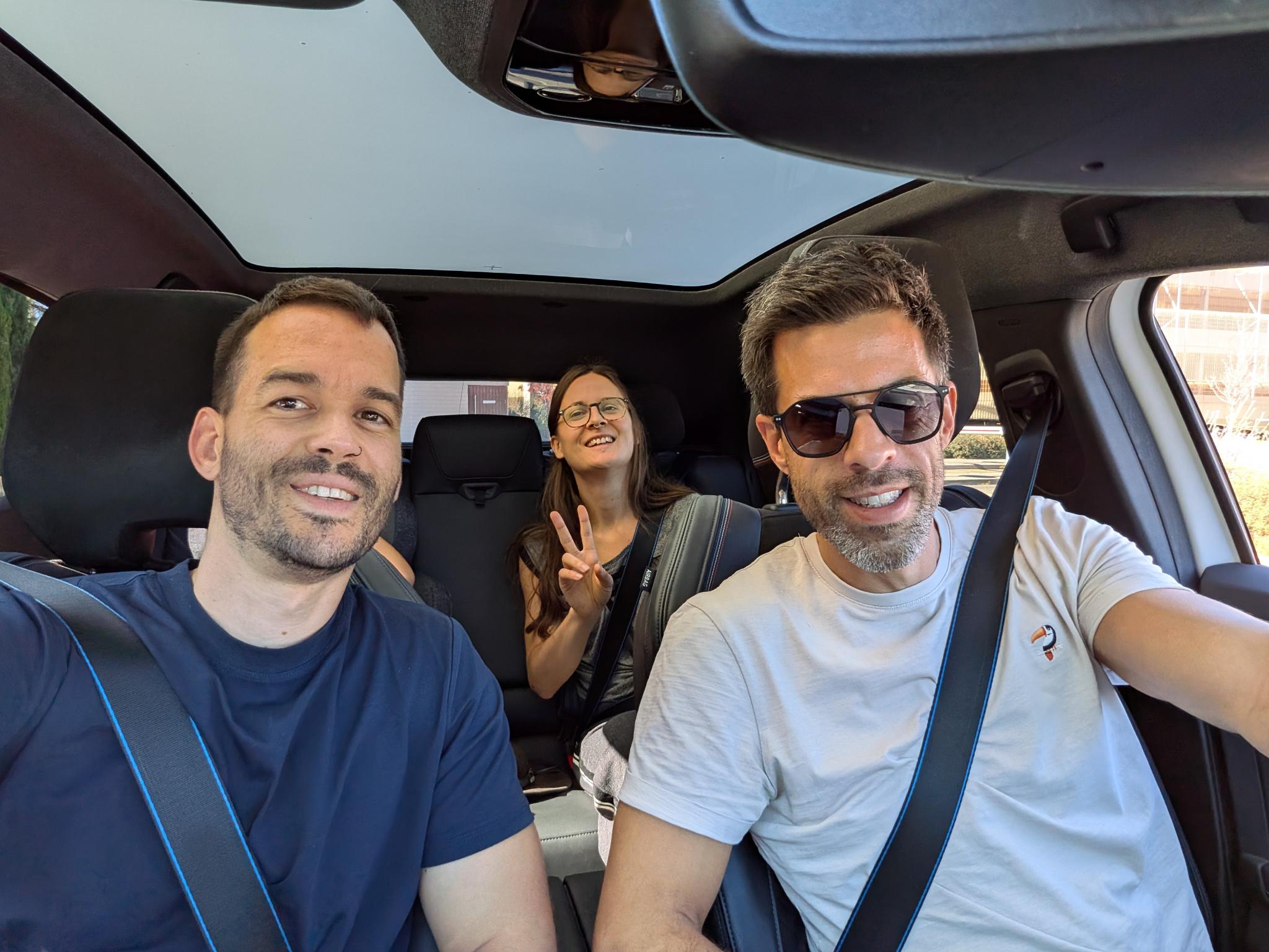 Arnaud, Tristan et Marion en route vers l'aéroport