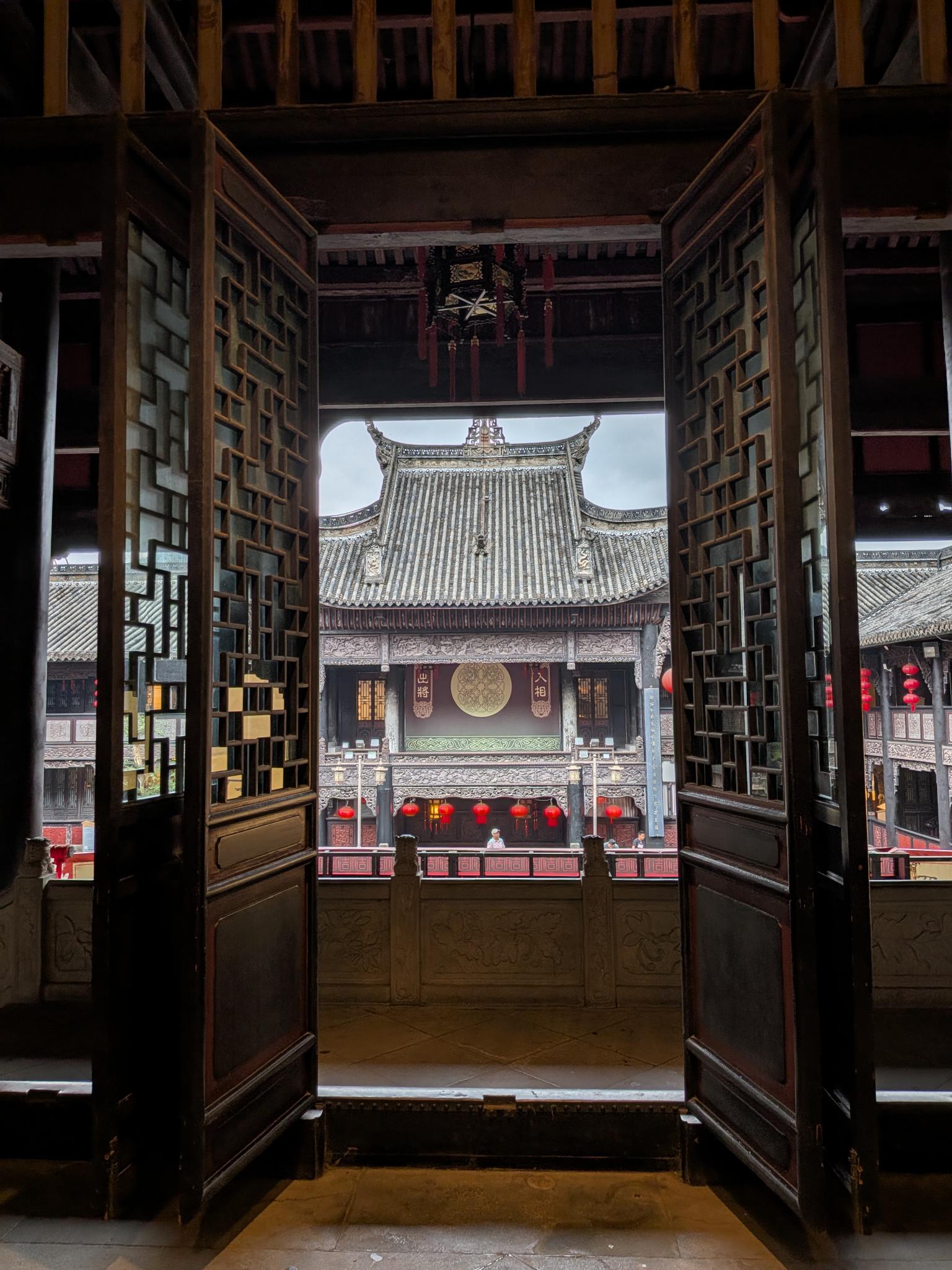 La scène de théâtre et sa frise 出將入相