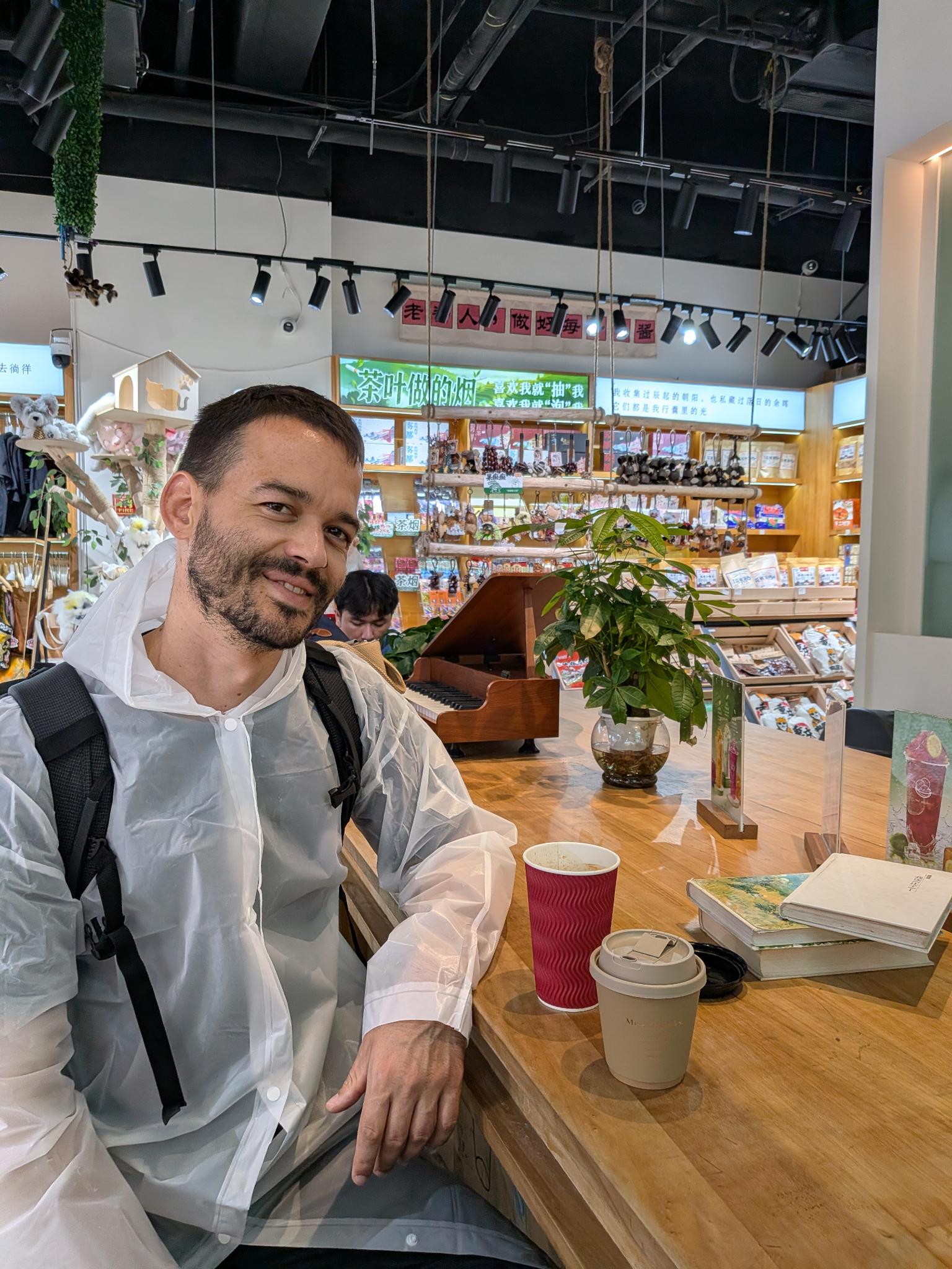 Tristan en poncho, en pause dans une boutique