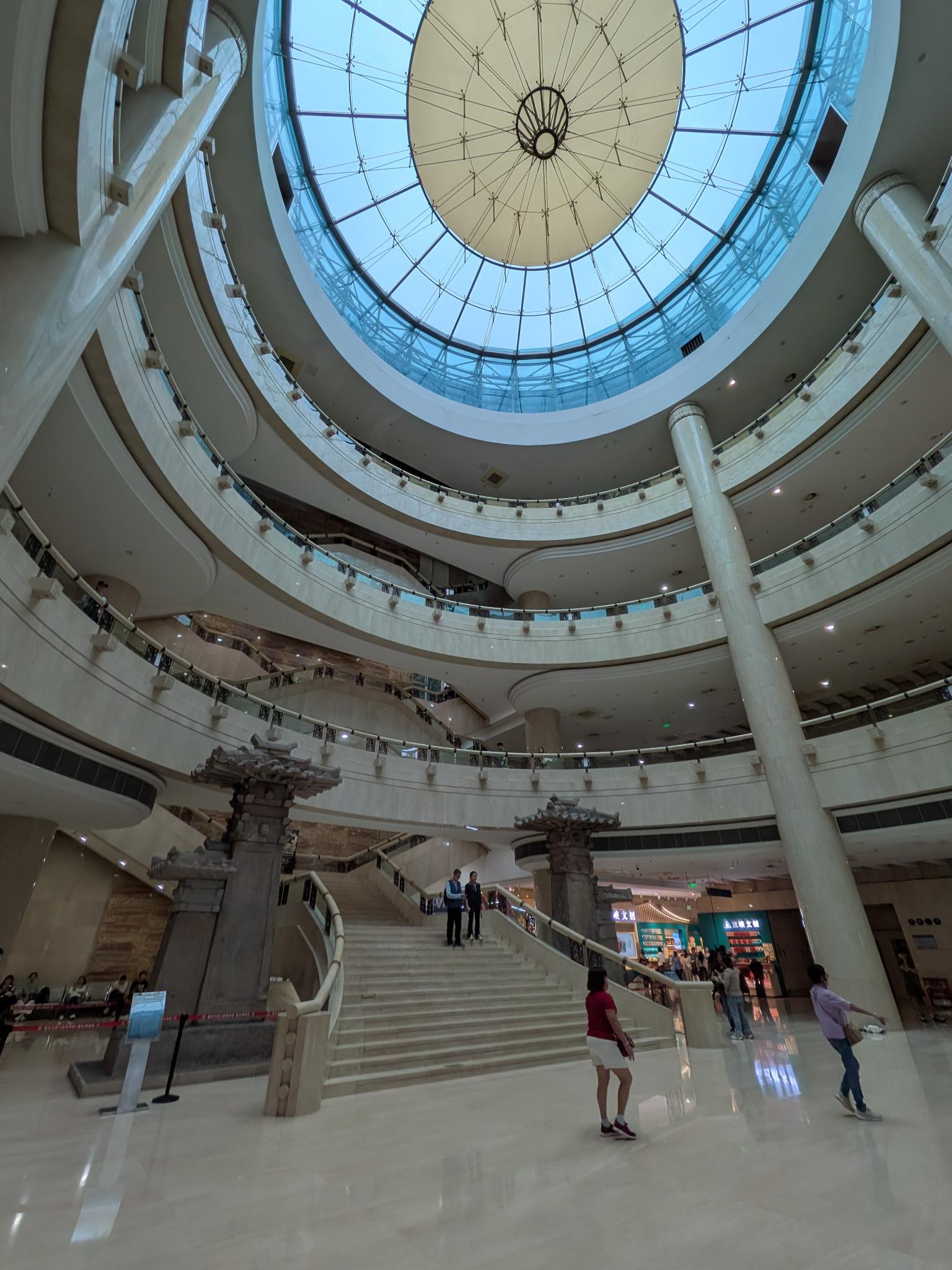 Le grand atrium circulaire et sa coupole de verre