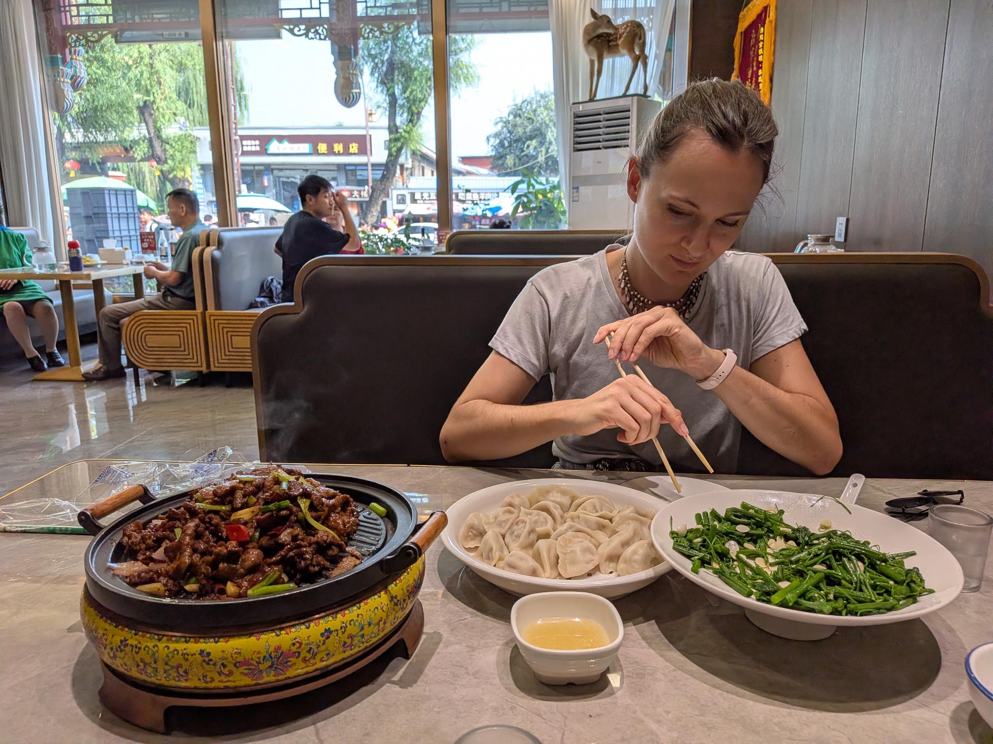 Notre dîner : bœuf sauté, boulettes et légumes