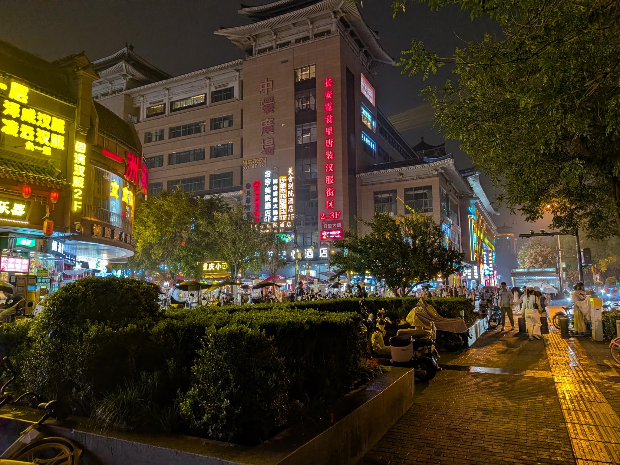 La rue des boutiques de hanfu à la nuit, enseignes 长安霓裳里唐装汉服街区 et 中環廣場