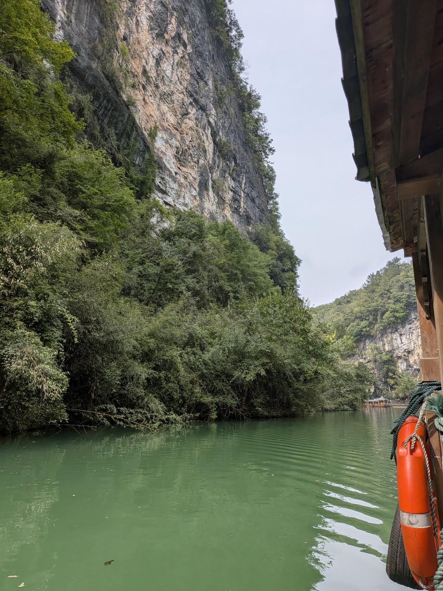 La vue depuis la barque, la paroi calcaire et les cordes roulées à bord