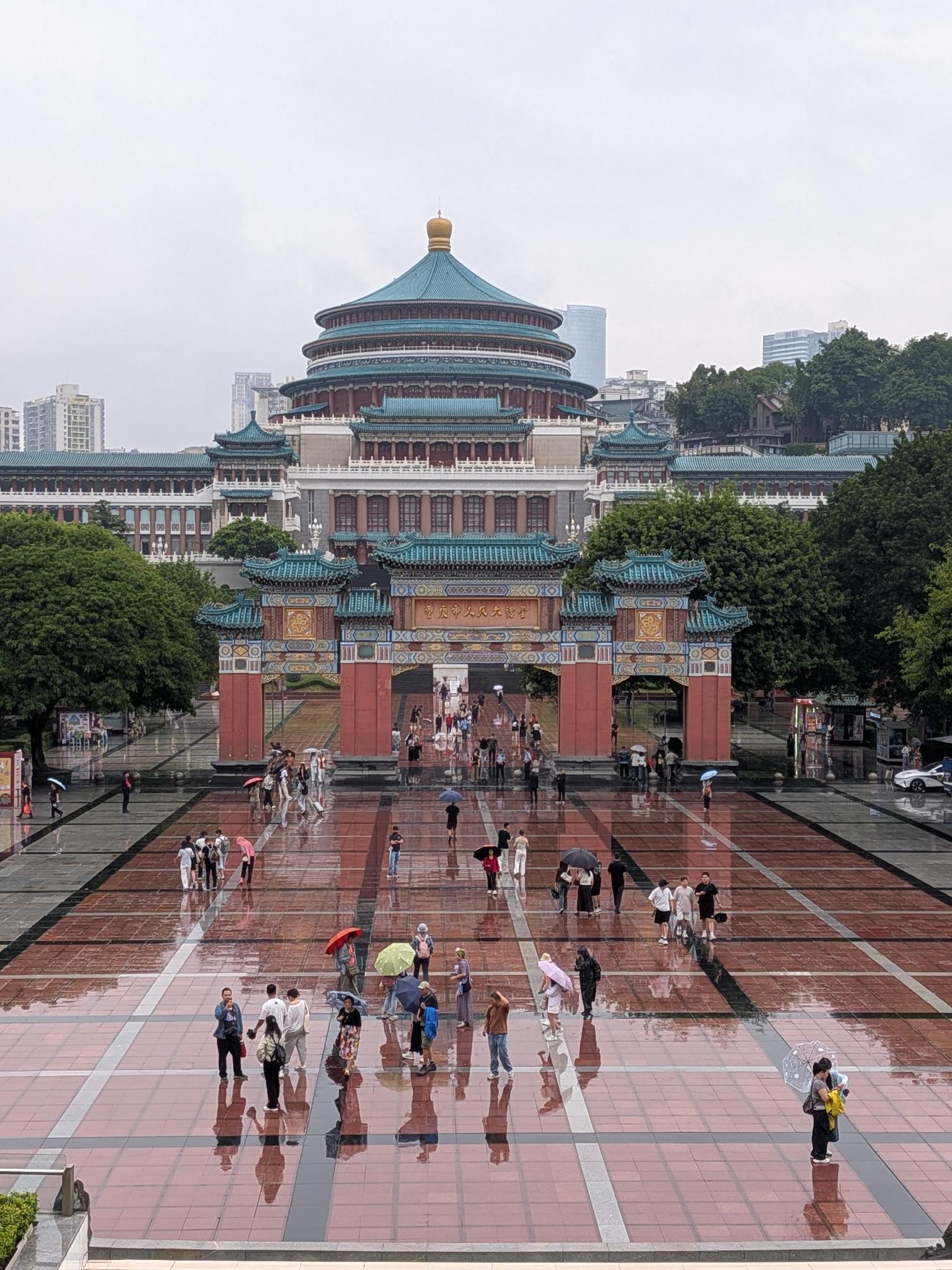 Le People's Auditorium, sa coupole et son paifang, la place ruisselante