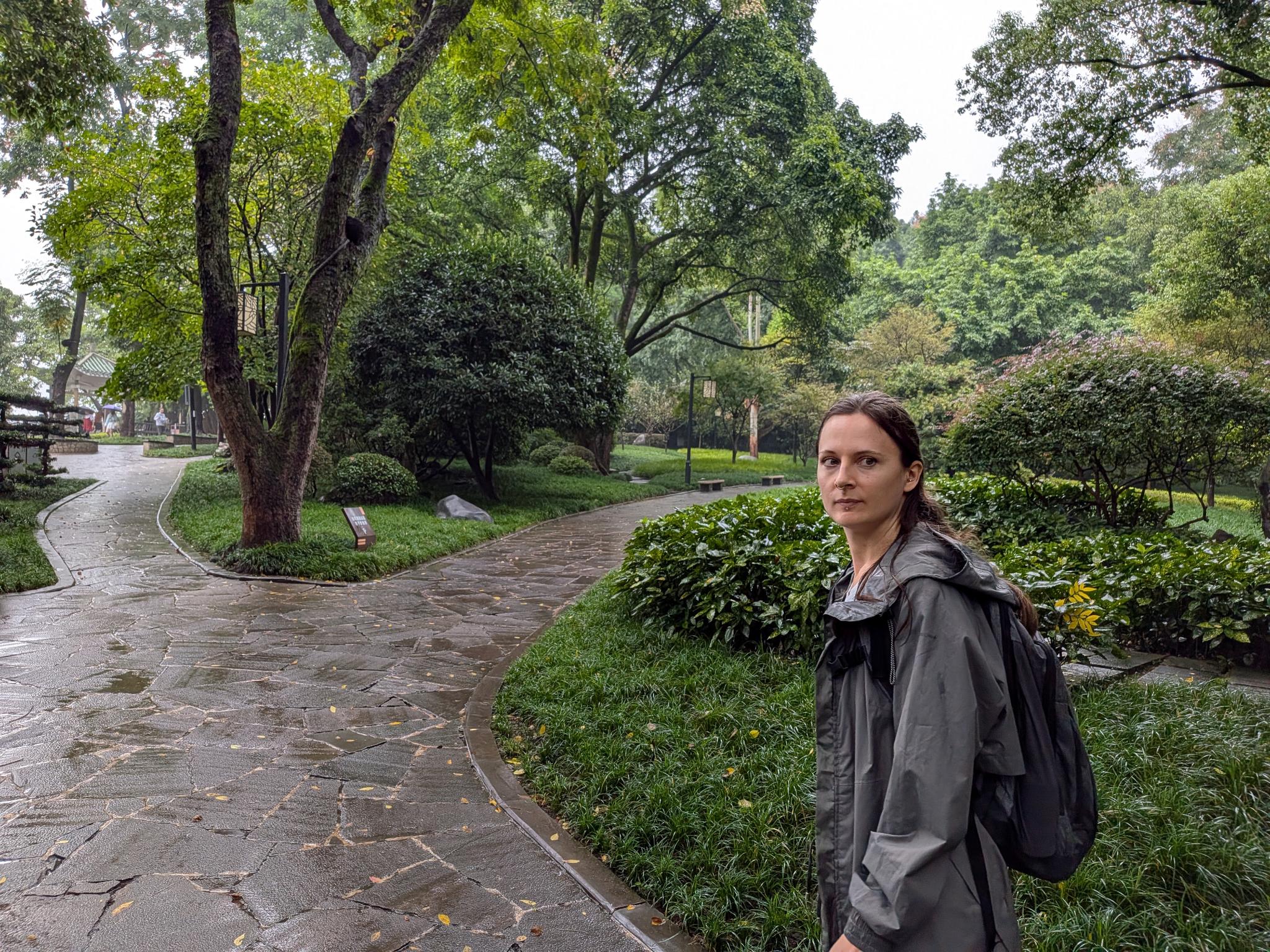 Le parc Eling sous la pluie, les allées trempées