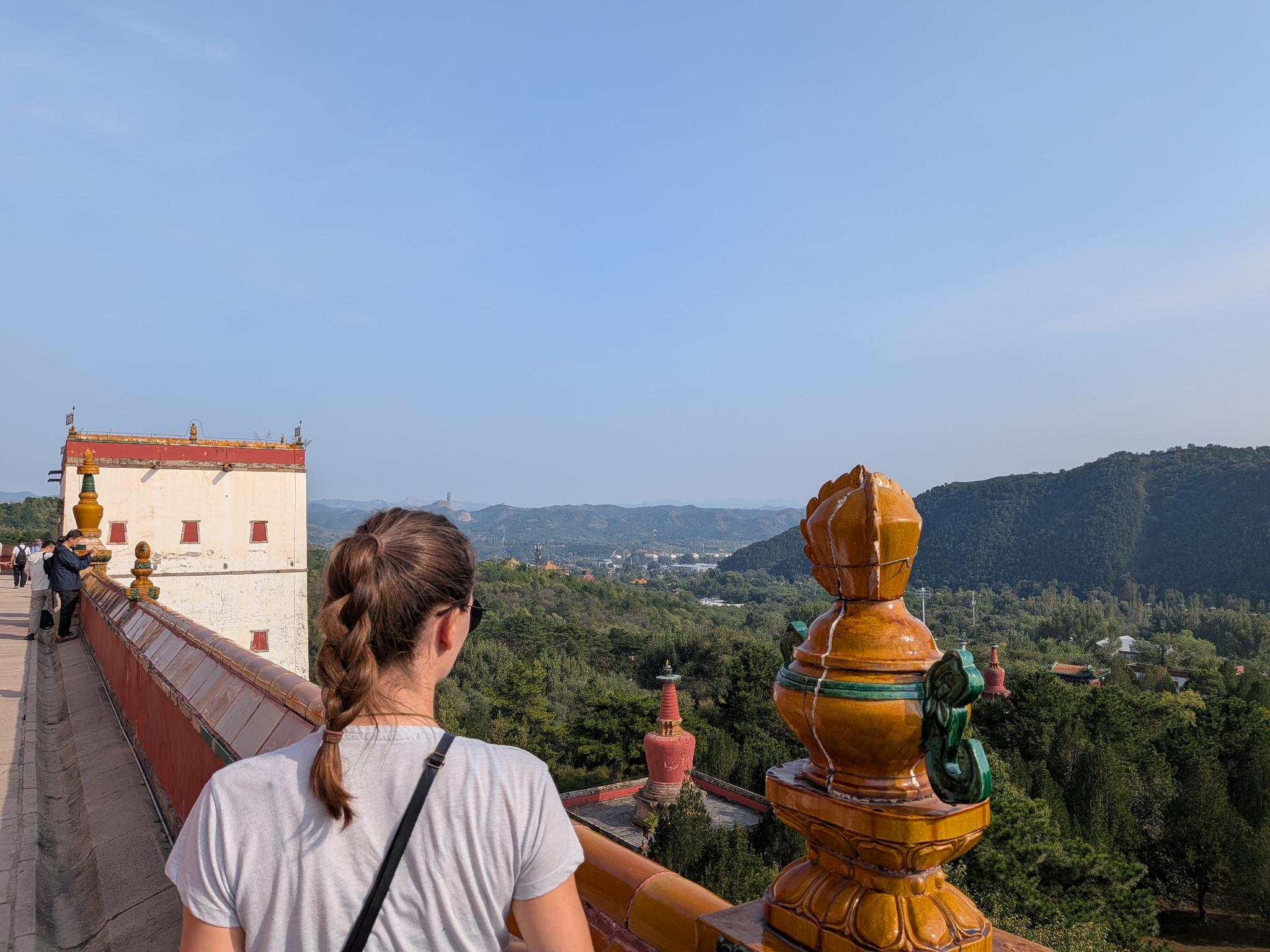 La vue depuis la terrasse haute, sur le stupa et les collines