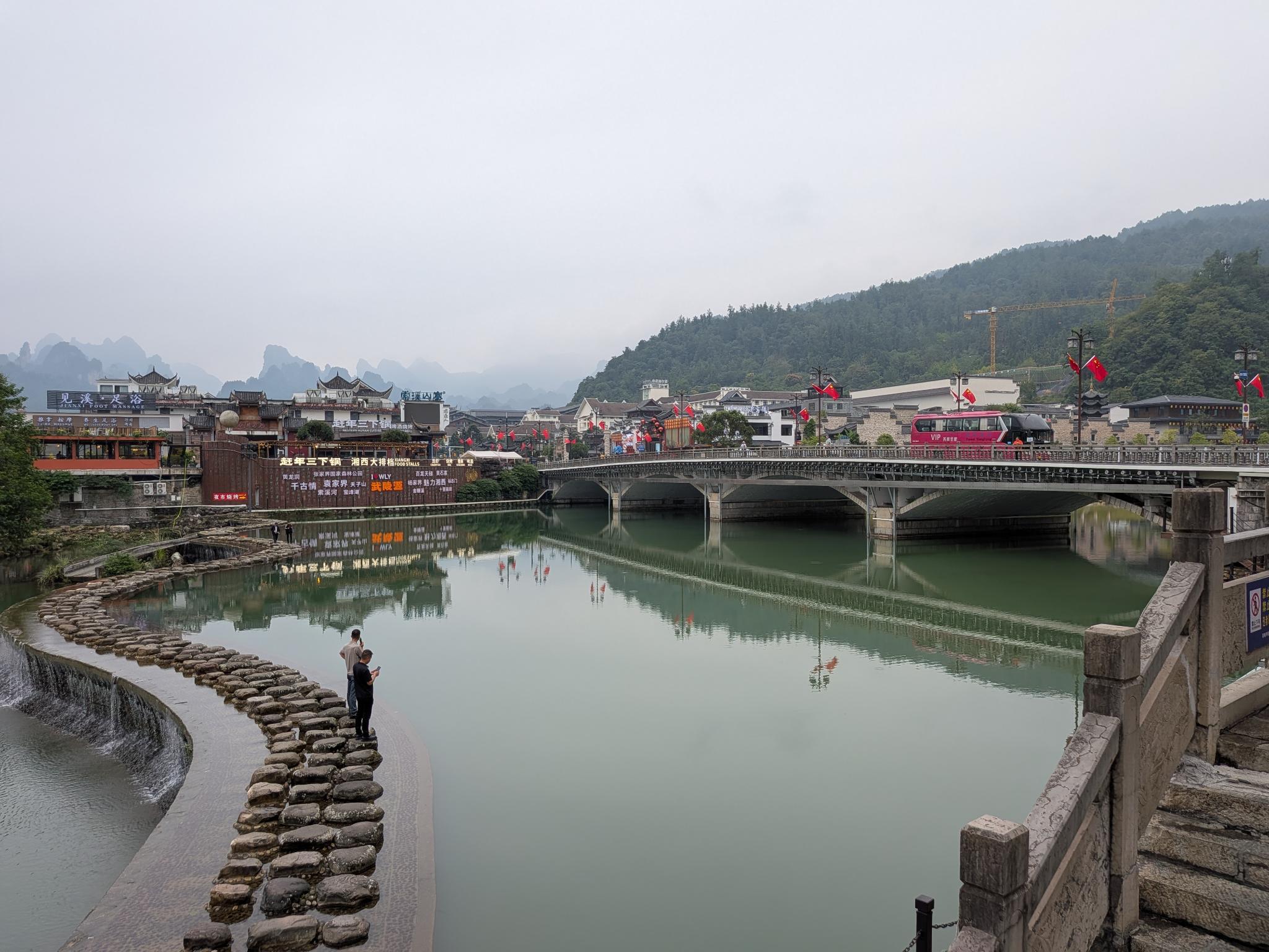 Le pont sur le fleuve et les bâtiments aux toits traditionnels