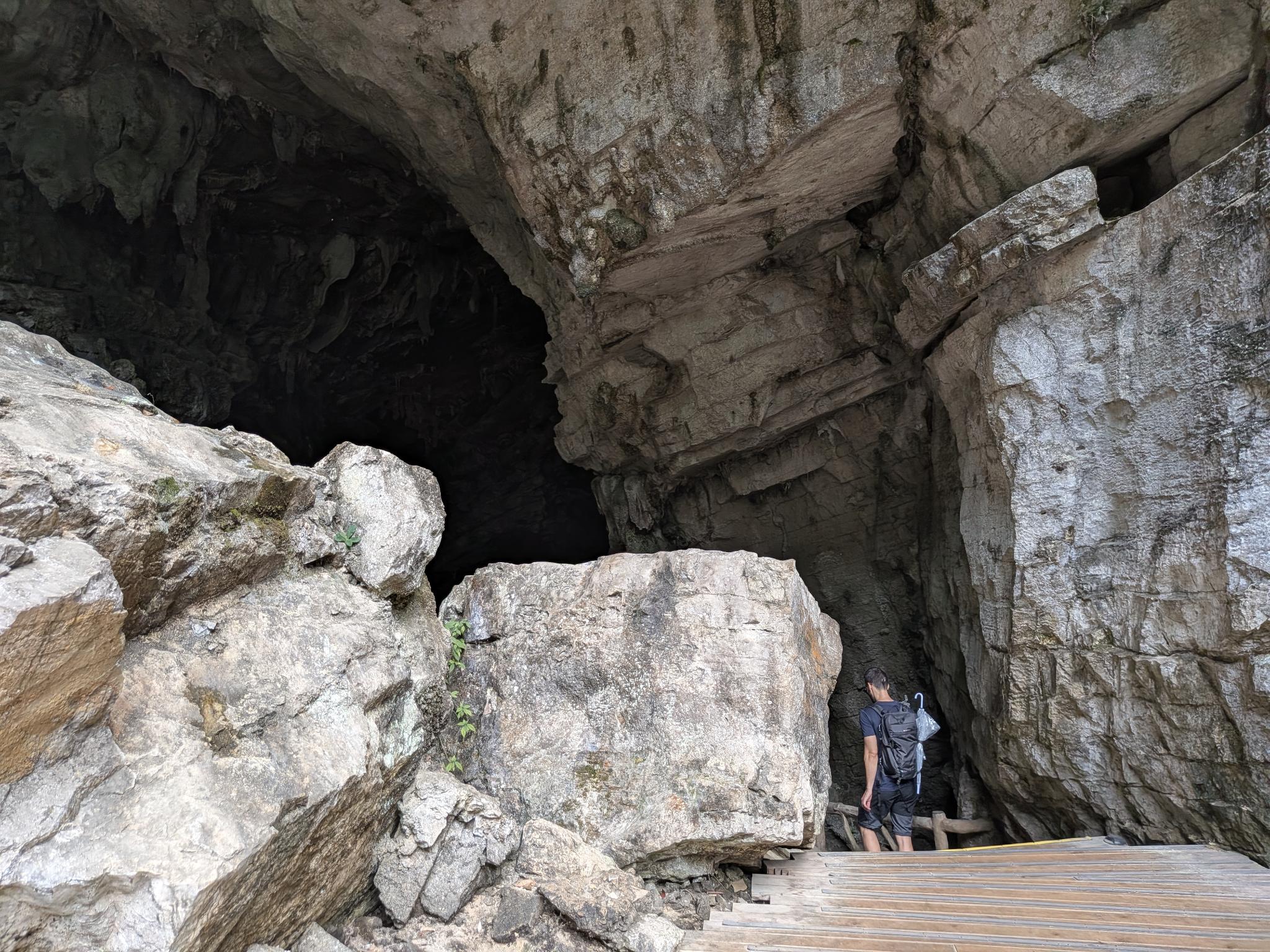 L'intérieur de la grotte, ses blocs clairs et la passerelle qui serpente
