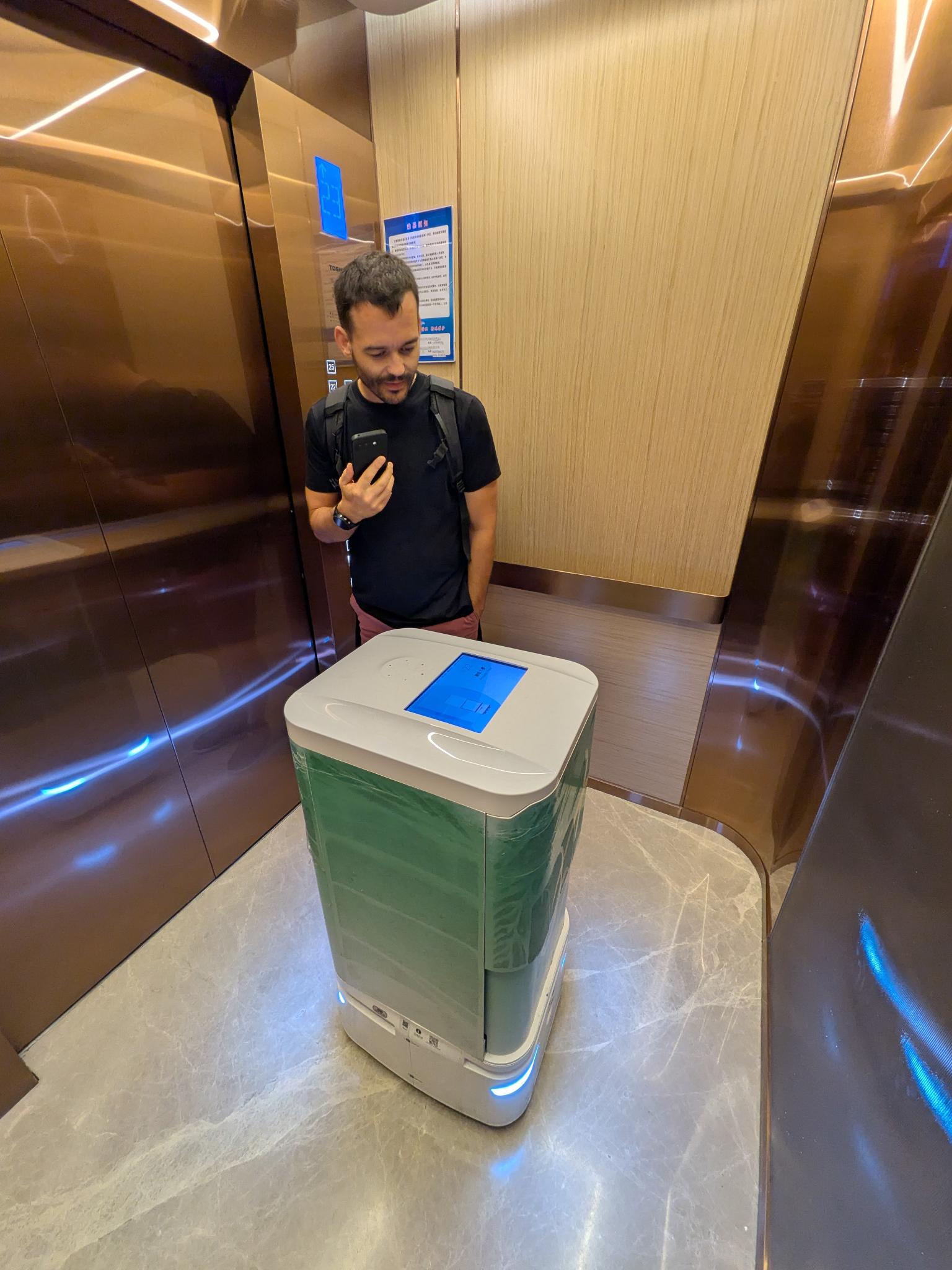 Le petit robot de service de l'hôtel, au retour
