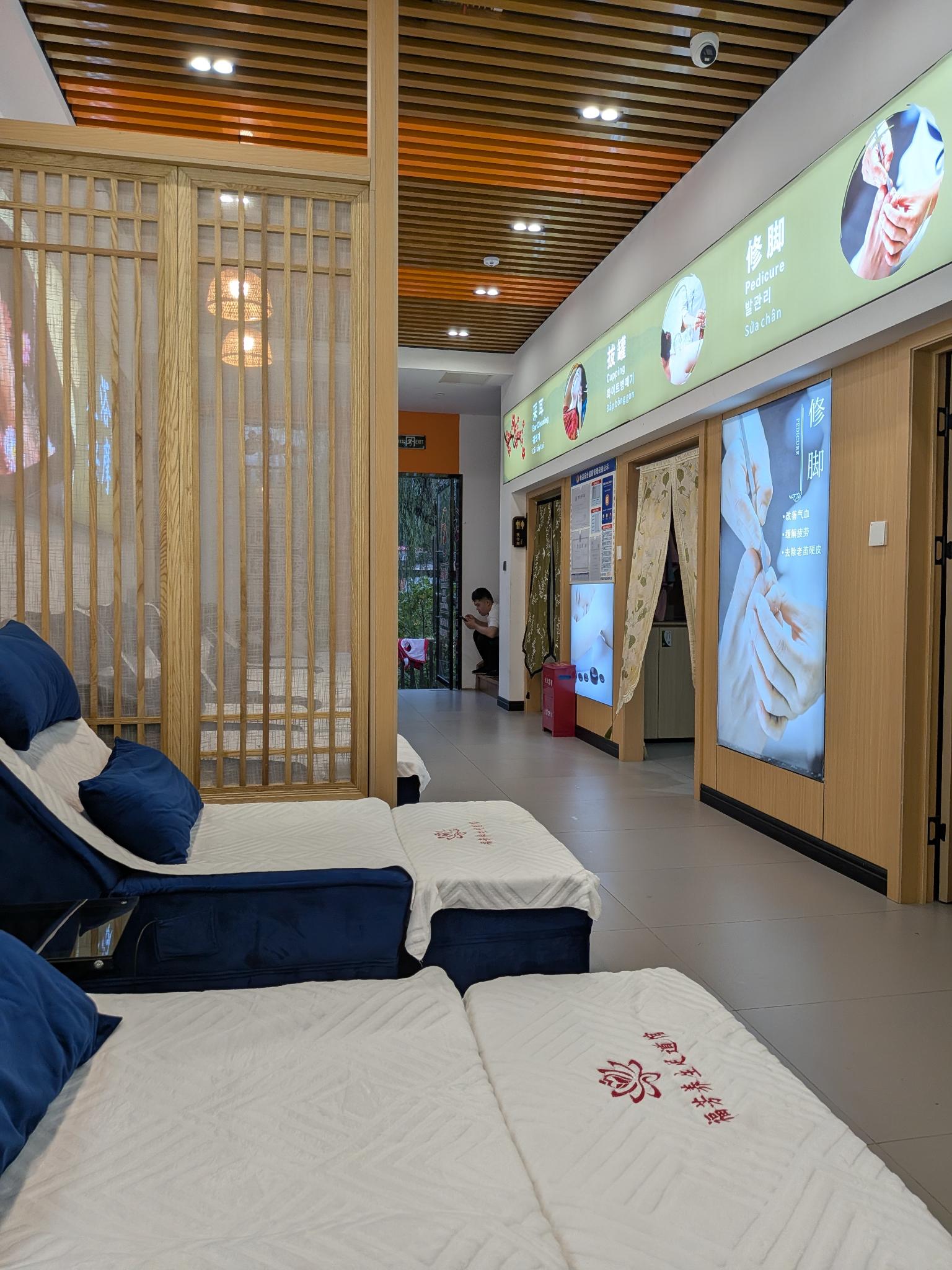 Le spa de la ville, ses canapés et son enseigne « 采耳 Ear Cleaning » trilingue
