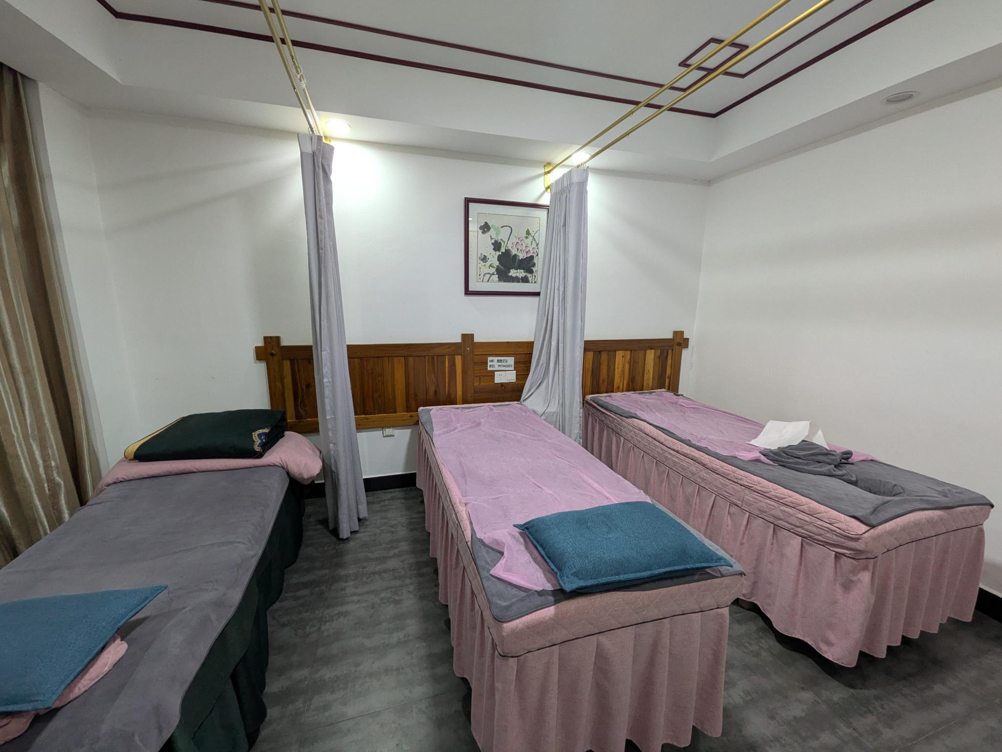 La salle de massage, prête à recevoir