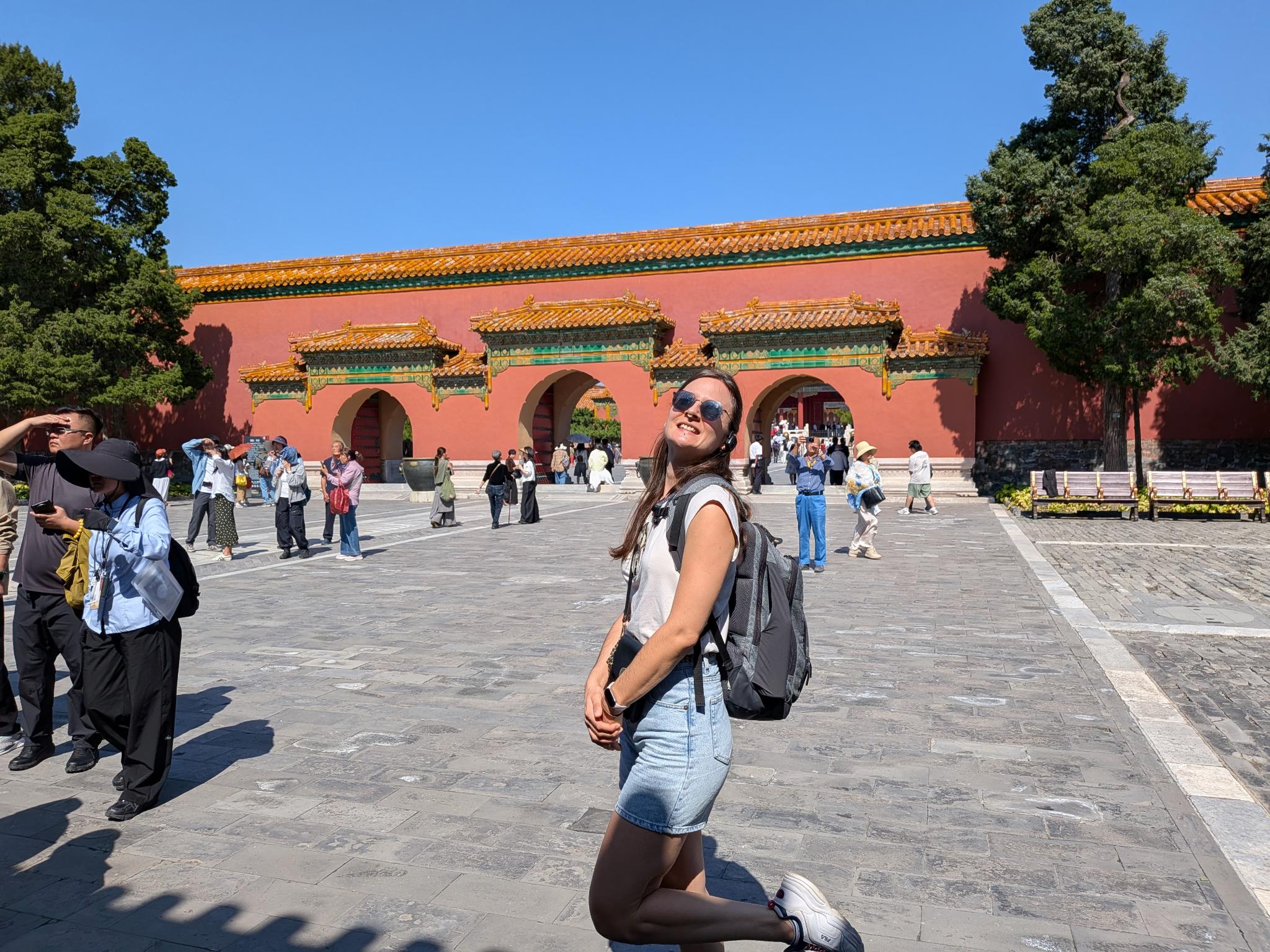 Devant le mur rouge à trois arches