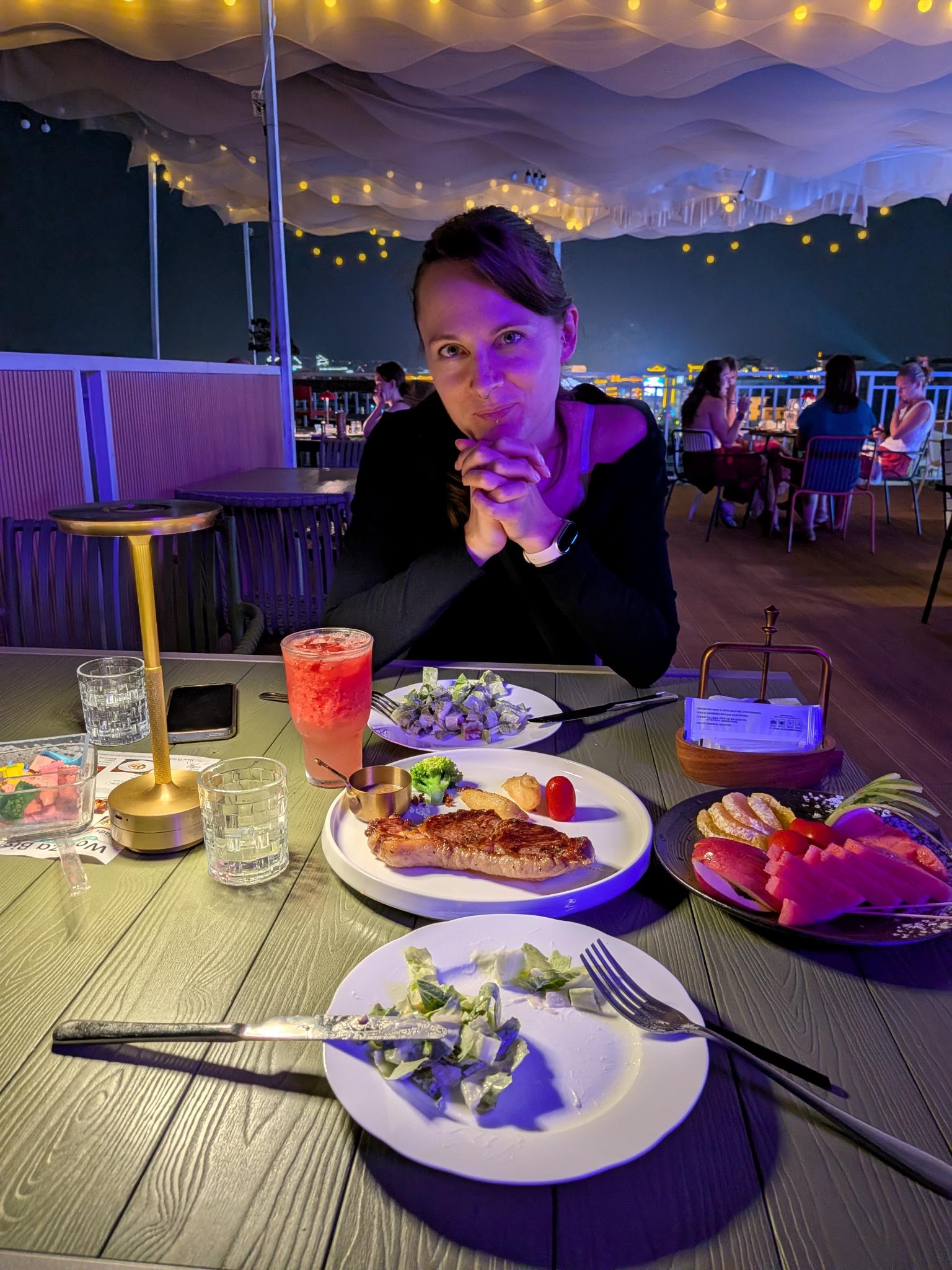 Le steak et la salade césar de Marion, la vue de la ville derrière