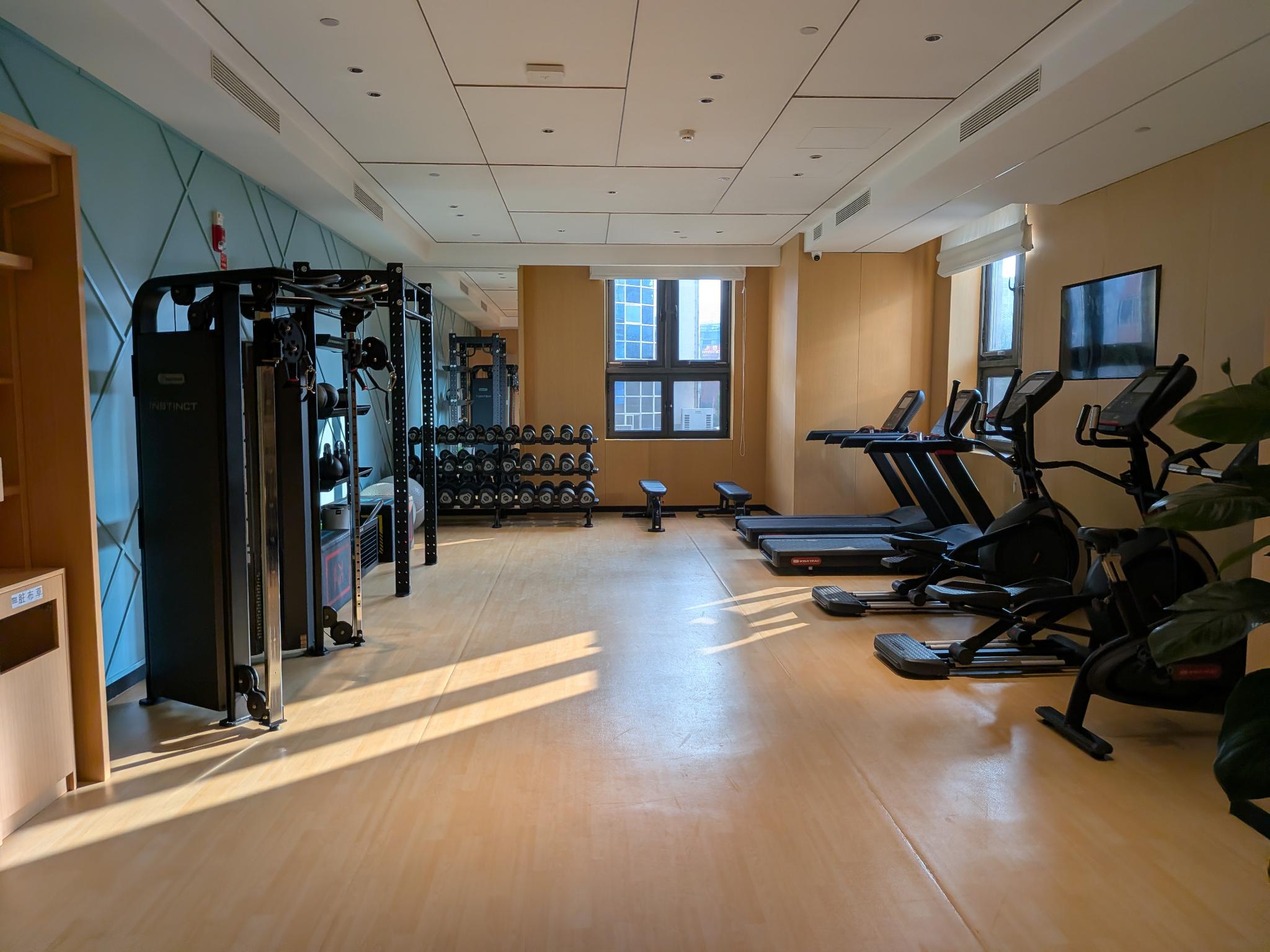 La salle de sport de l'hôtel, bien équipée