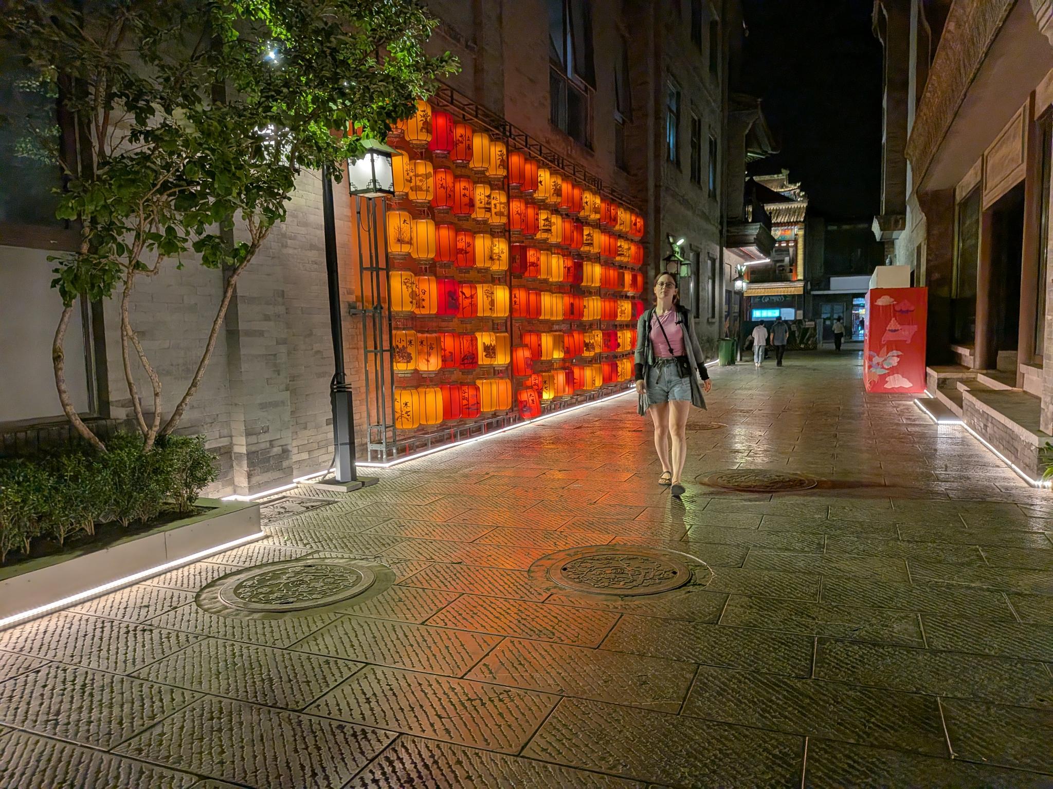 Le long d'un mur de lanternes à Qianmen
