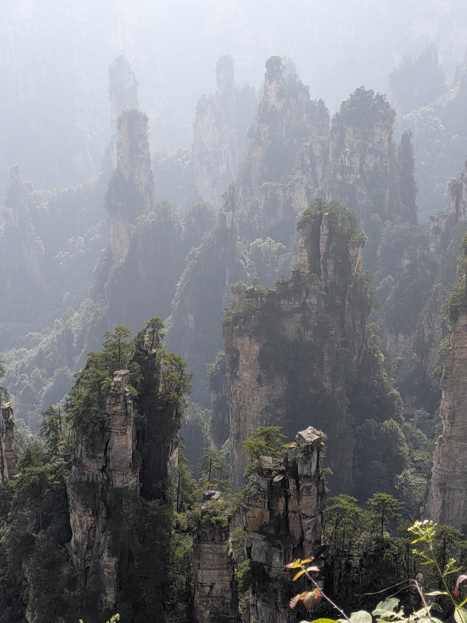 La vallée des piliers, les crêtes qui s'estompent dans le brouillard