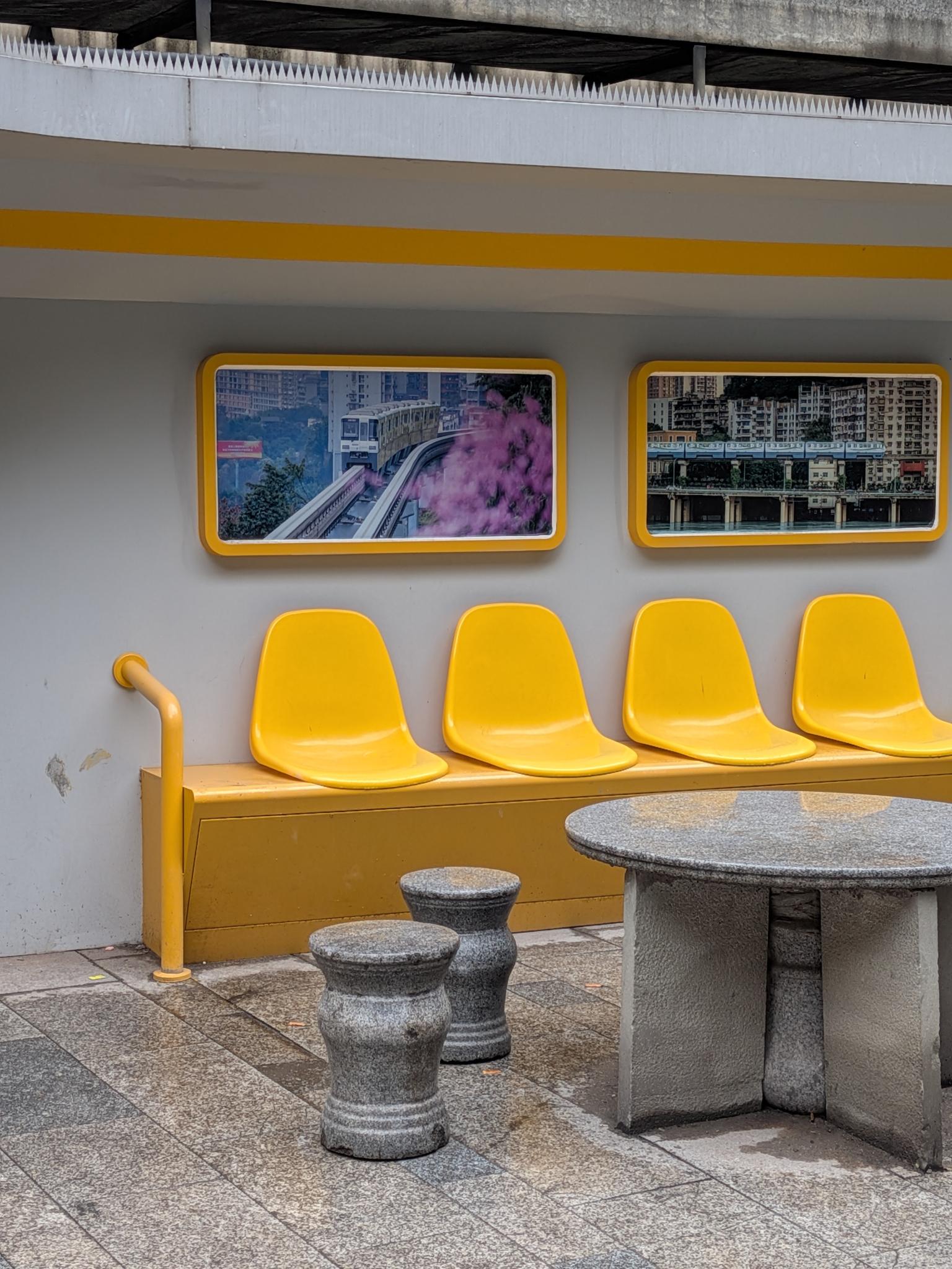 L'aire d'attente, avec ses photos des trains traversant les immeubles